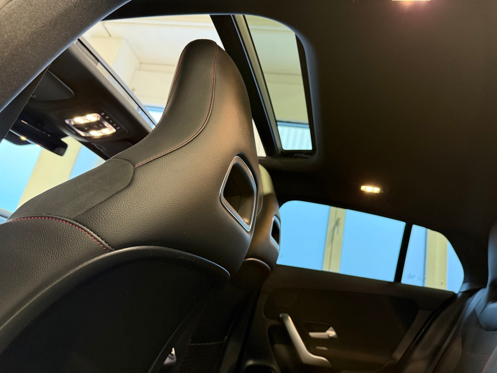 MERCEDES-BENZ CLA Shooting Brake 250 4Matic 7G-DCT AMG Line-image-21