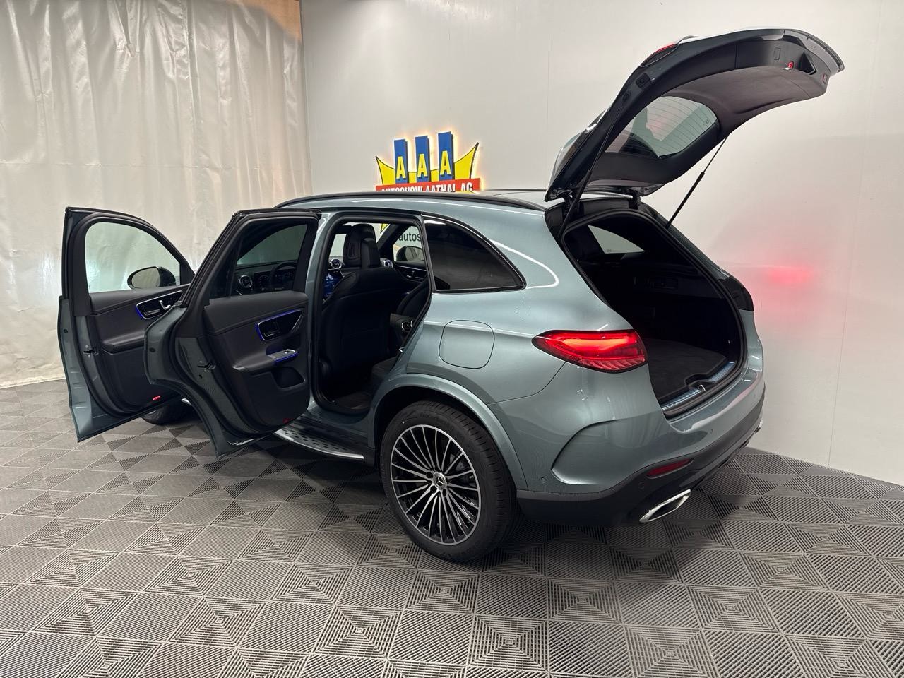 MERCEDES-BENZ GLC 300 de 4Matic AMG 9G-Tronic-image-14