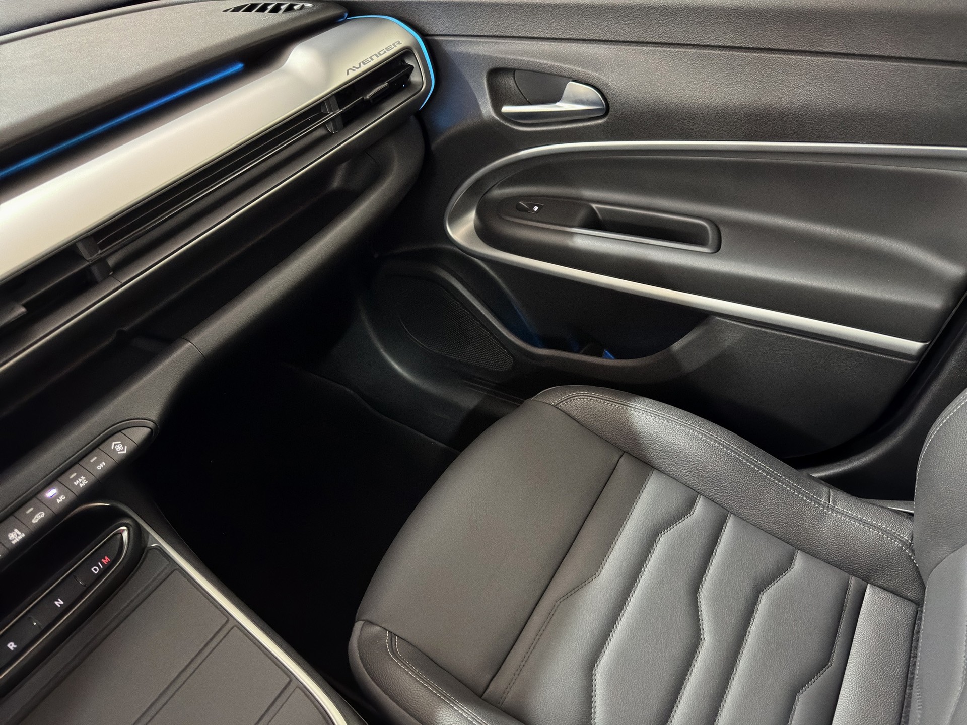 JEEP Avenger 1.2 Turbo MHEV Summit Sky "Leder-Pano-RF.-Kamera"-image-17