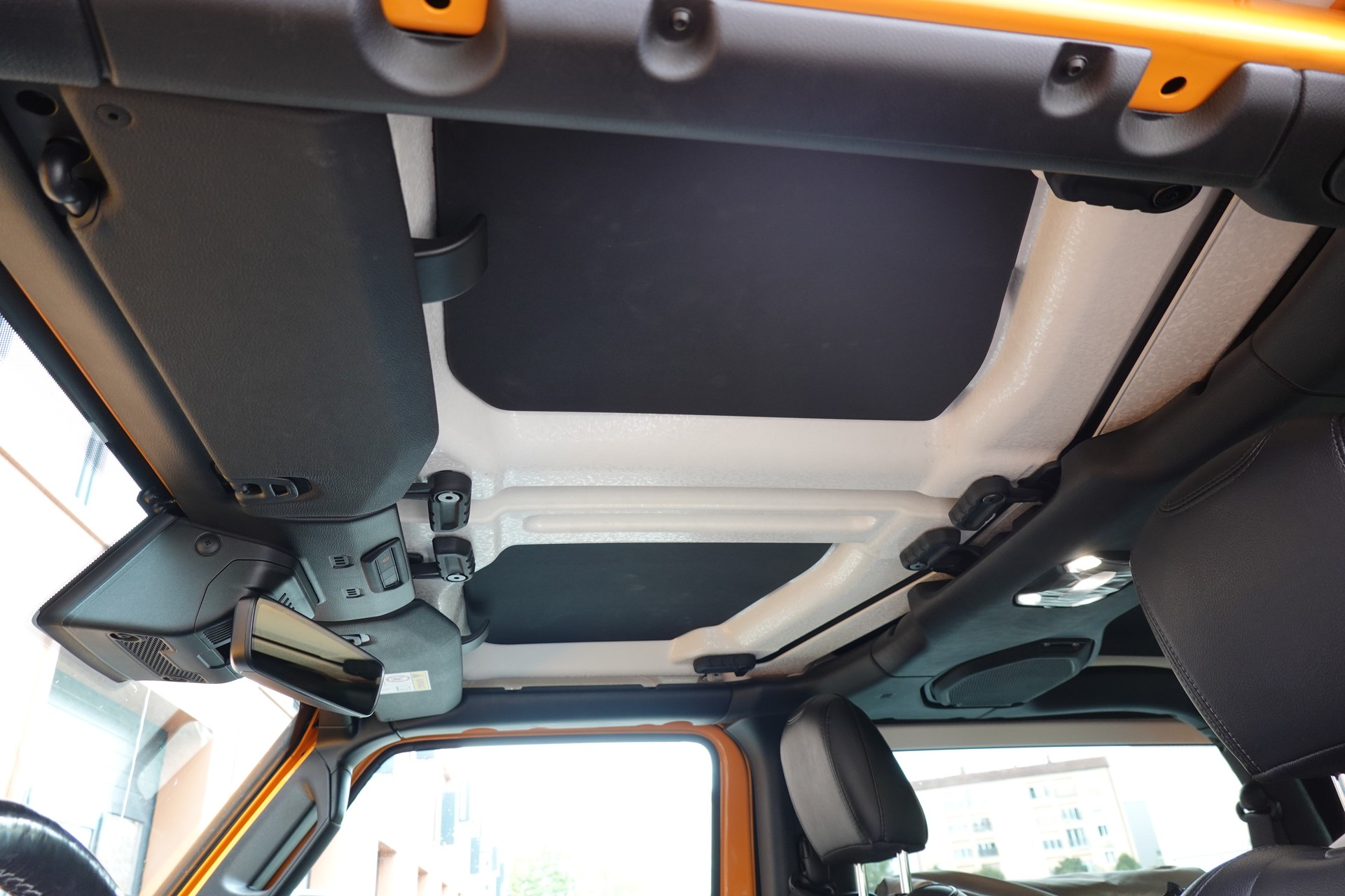 JEEP 2.0 Sahara - "Préparation complète Camping * CH Auto * Camera * Capteur avant/arrière * Intérieur Cuir"-image-26