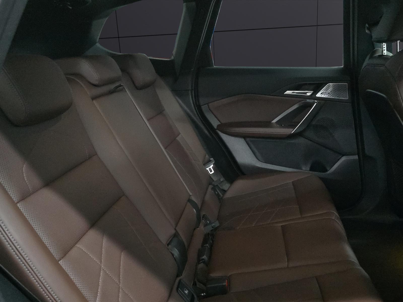 BMW iX1 30xDrive-image-11