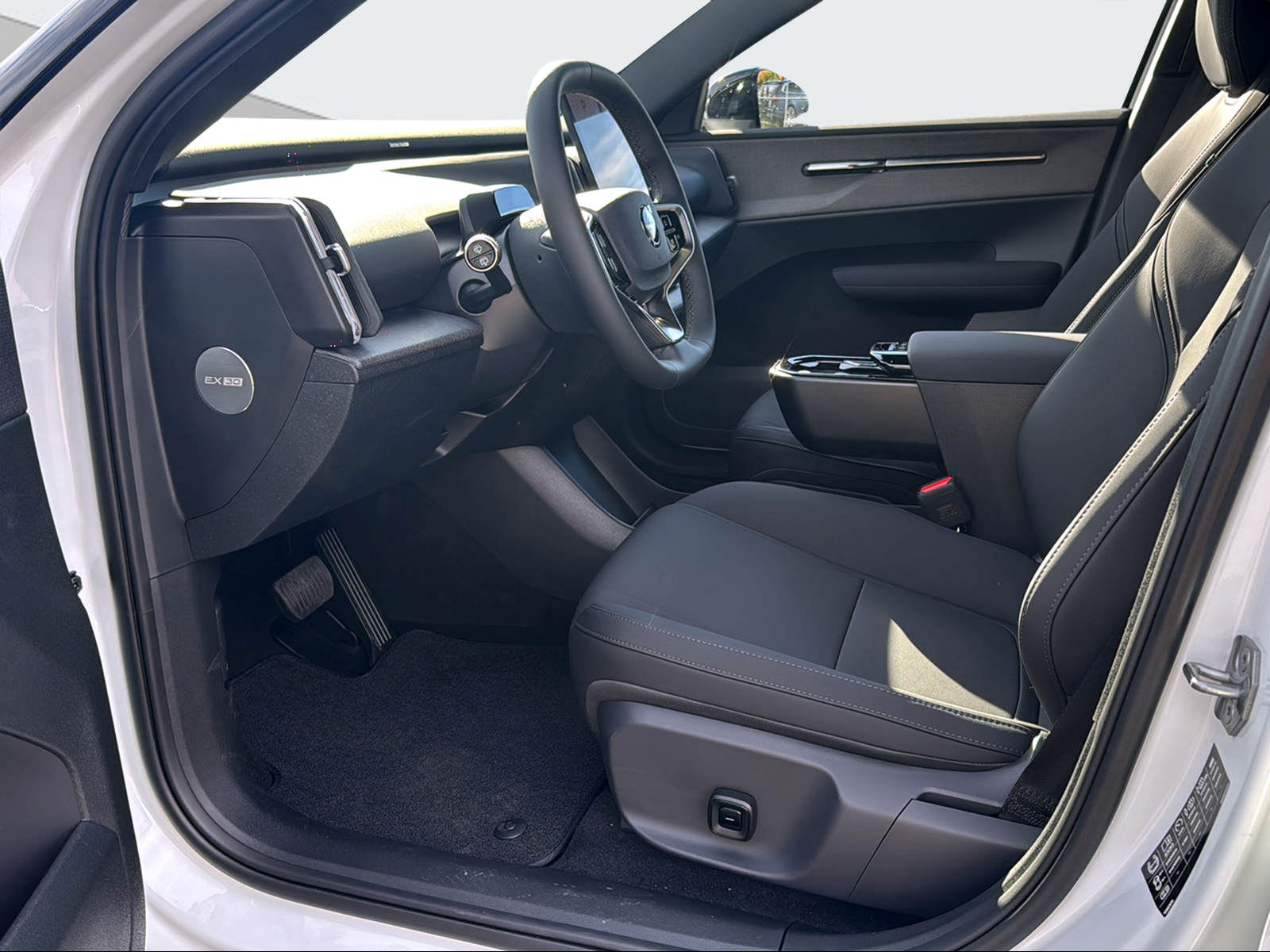 VOLVO EX 30 P5 Long Range Plus XCentric Black Edition-image-9