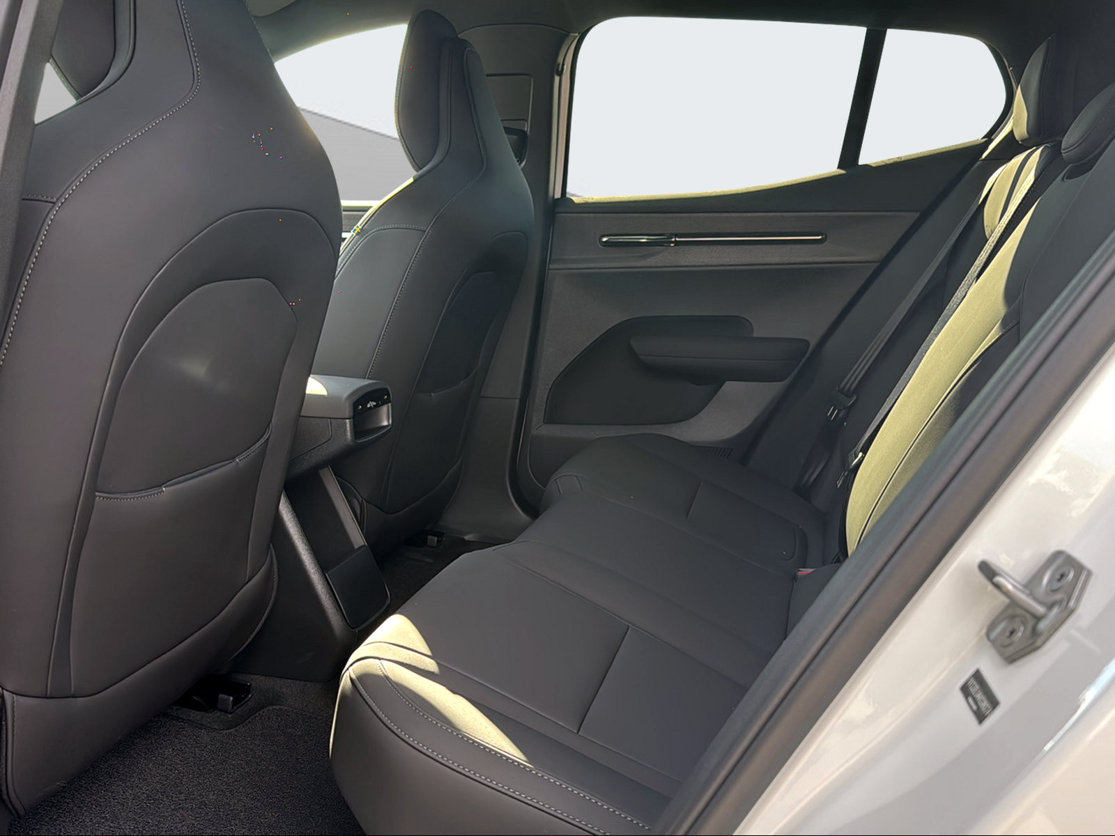 VOLVO EX 30 P5 Long Range Plus XCentric Black Edition-image-13