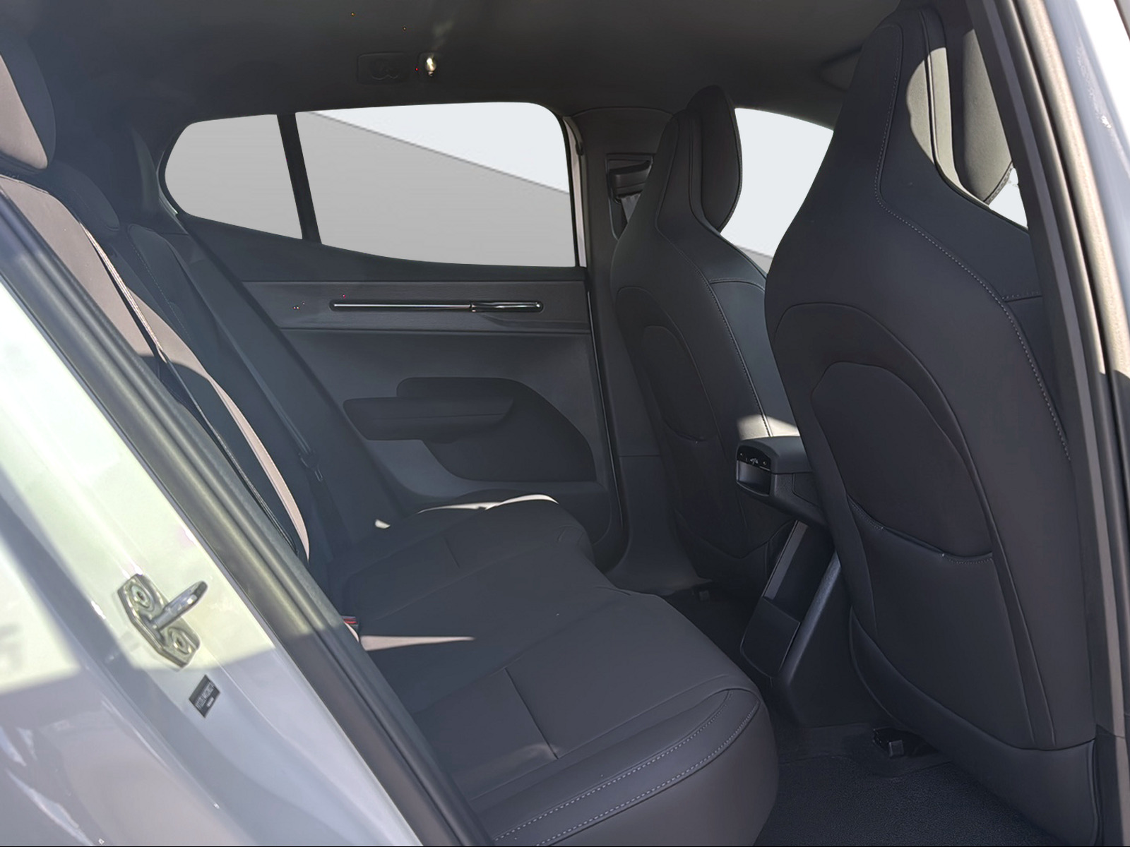 VOLVO EX 30 P5 Long Range Plus XCentric Black Edition-image-10