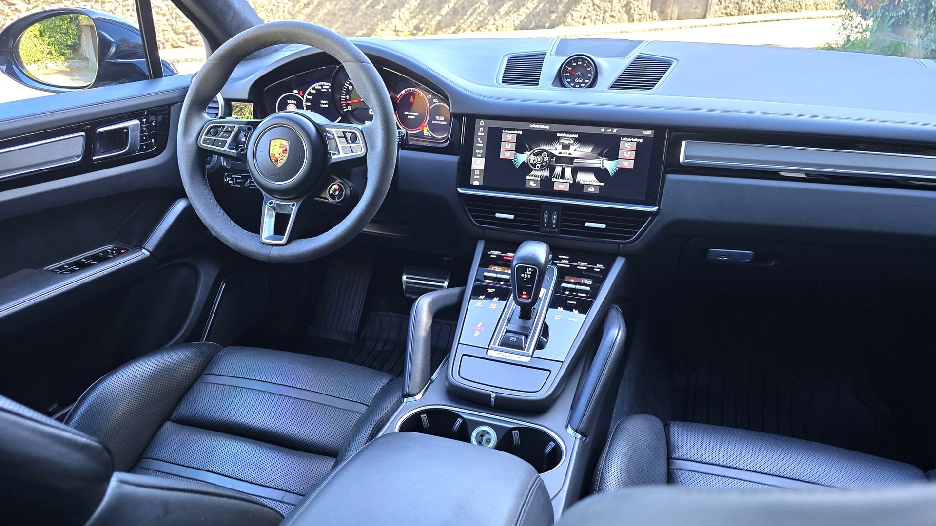 PORSCHE Cayenne Turbo-image-1