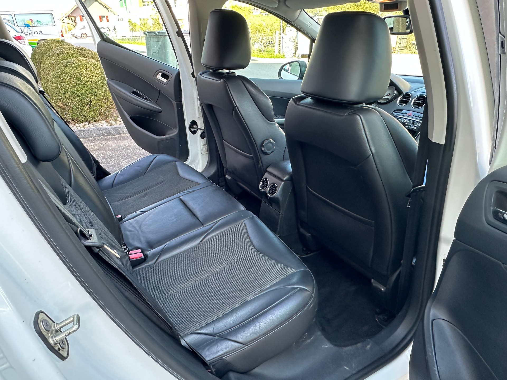 PEUGEOT 308 1.6 16V T GTi-image-10