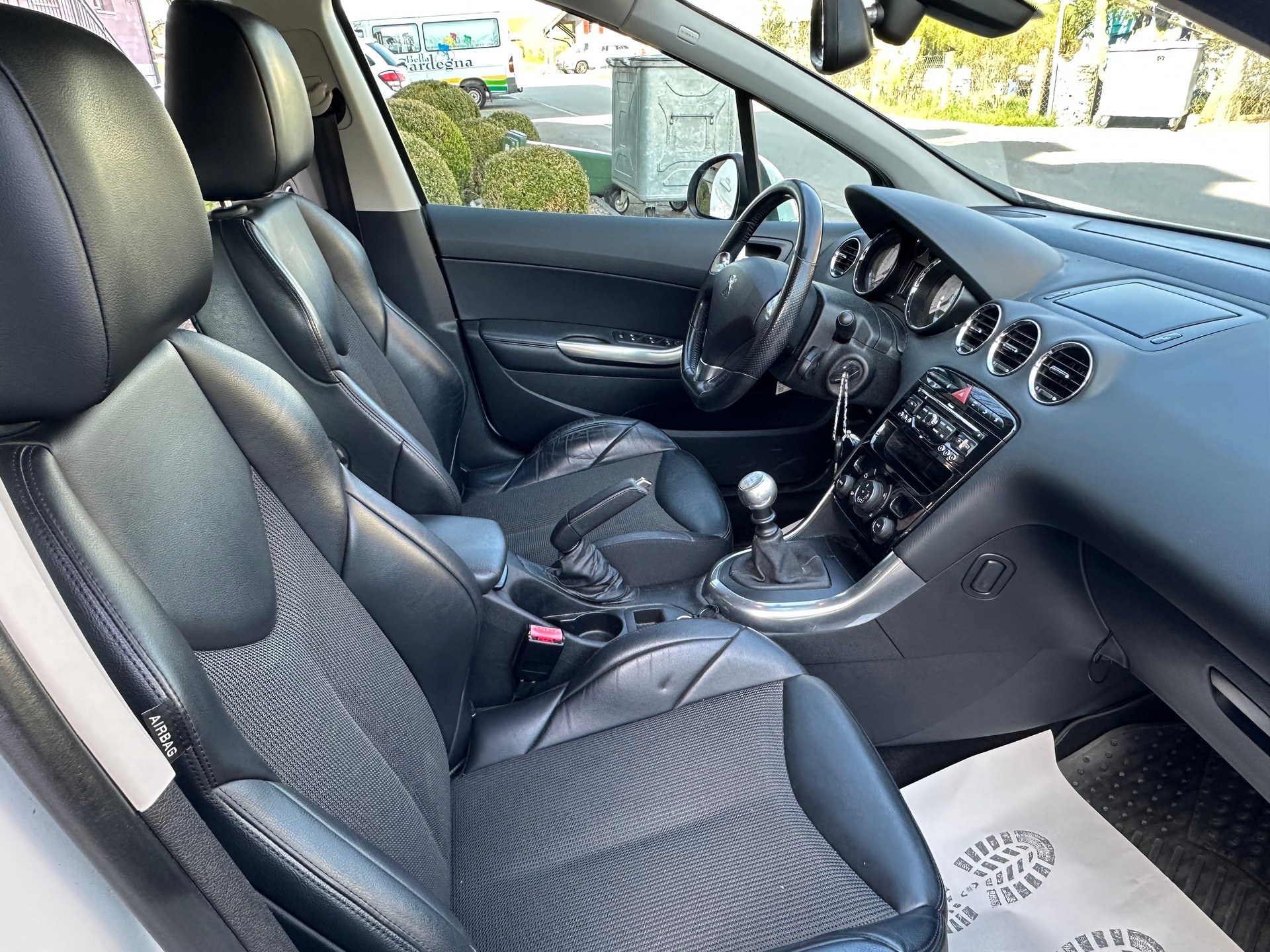PEUGEOT 308 1.6 16V T GTi-image-12