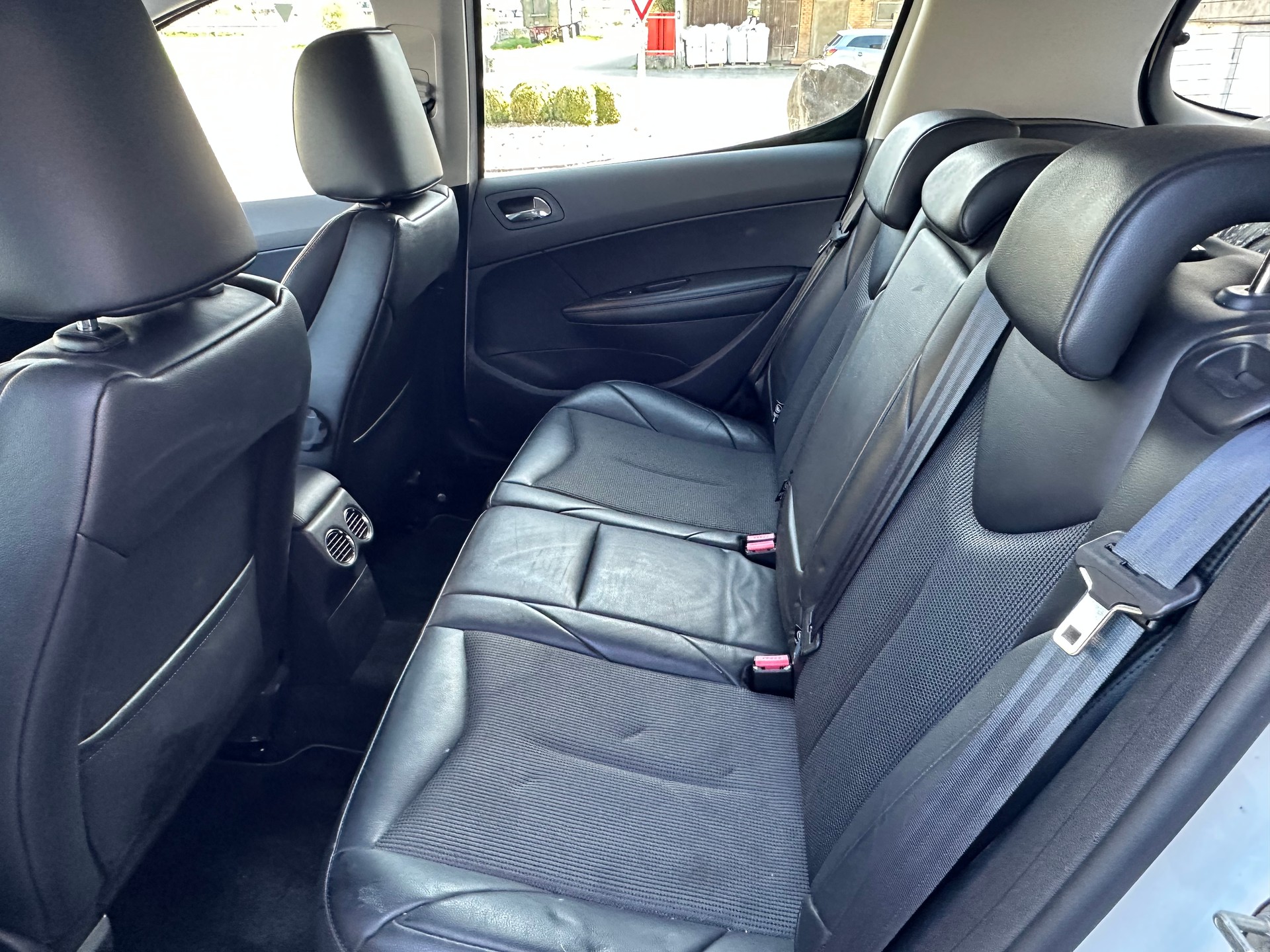 PEUGEOT 308 1.6 16V T GTi-image-9