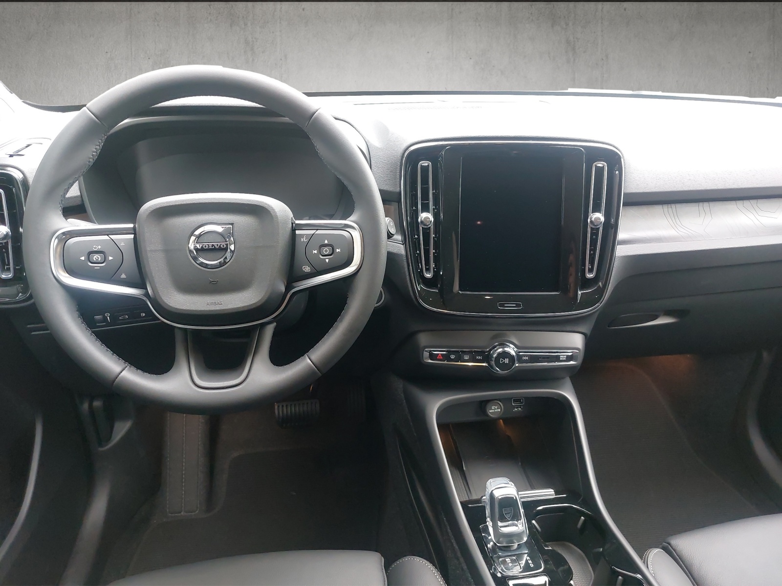 VOLVO XC40 1.5 T4 PiH Plus Dark-showroom-element-1