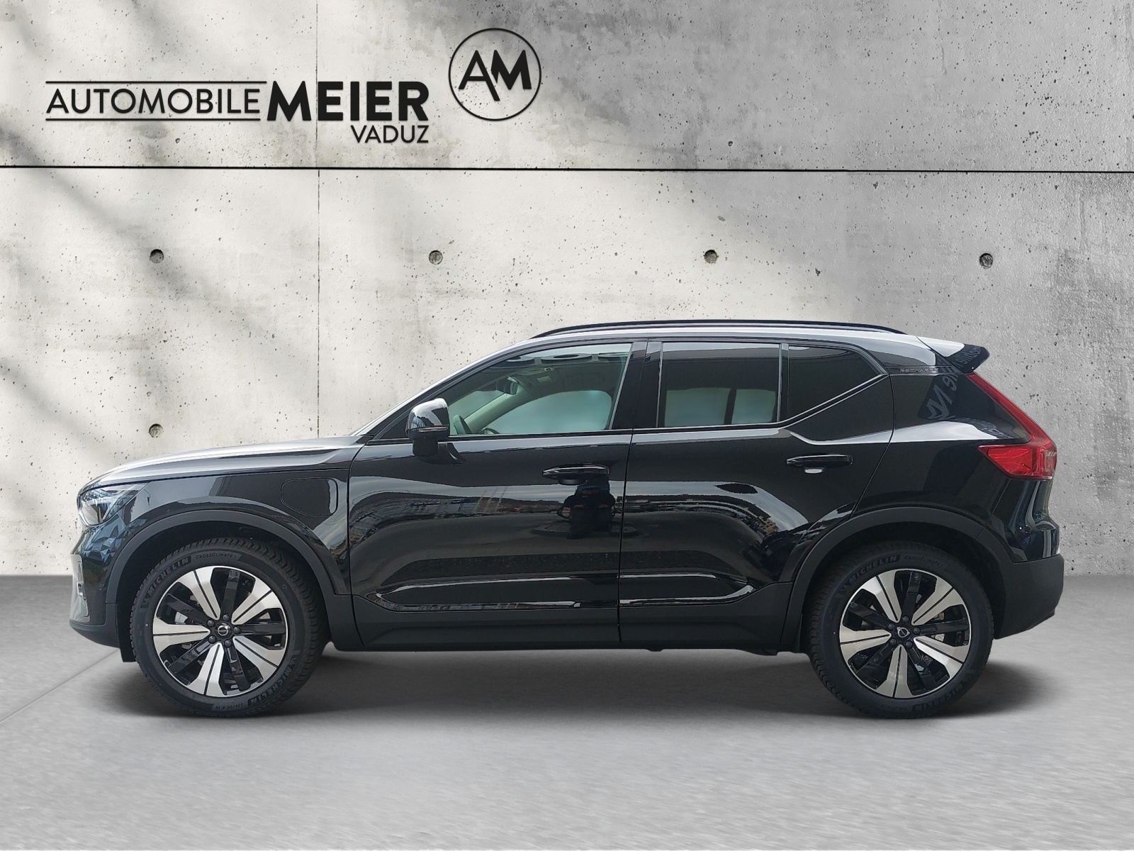 VOLVO XC40 1.5 T4 PiH Plus Dark-showroom-element-3