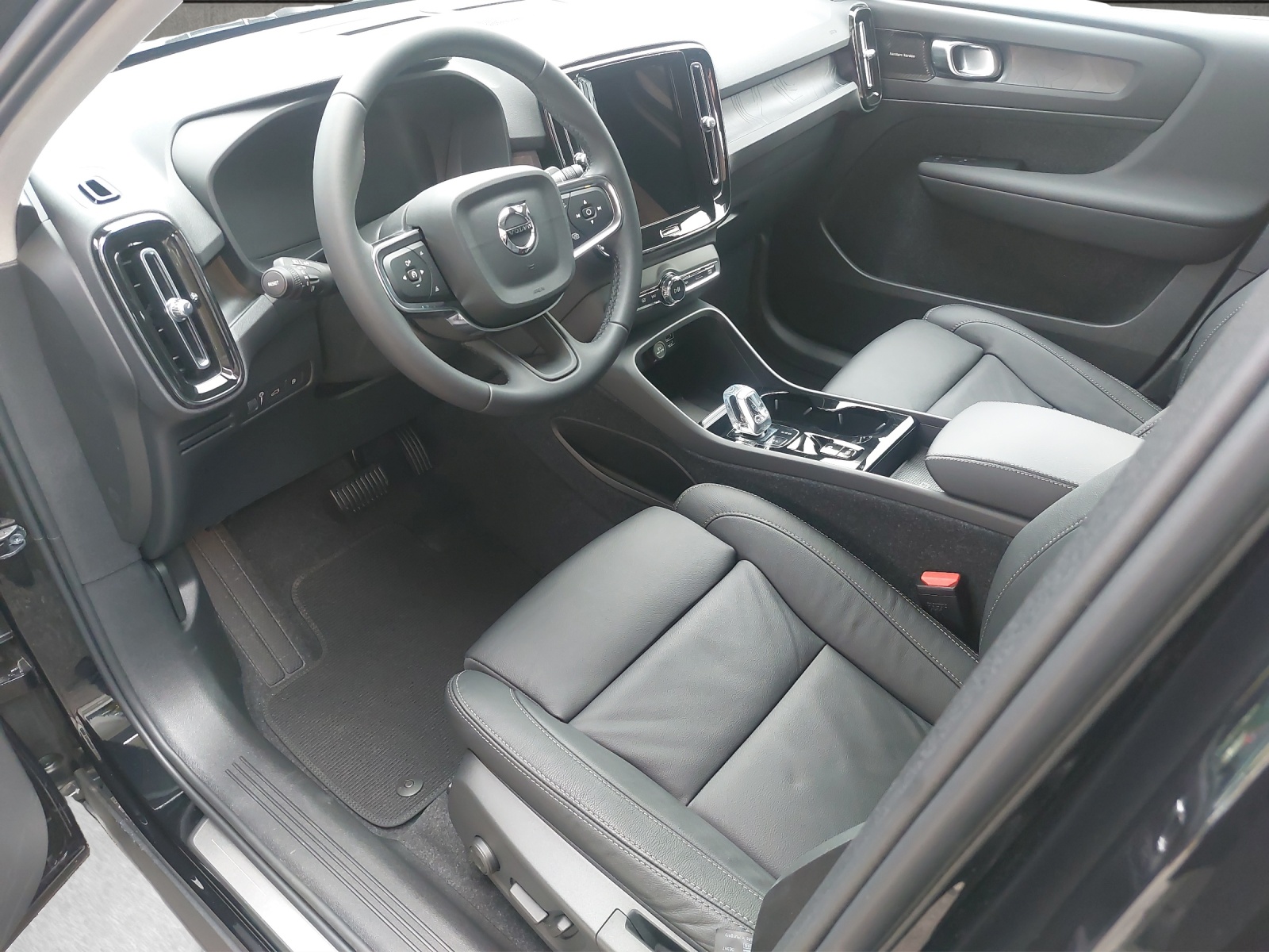 VOLVO XC40 1.5 T4 PiH Plus Dark-image-6
