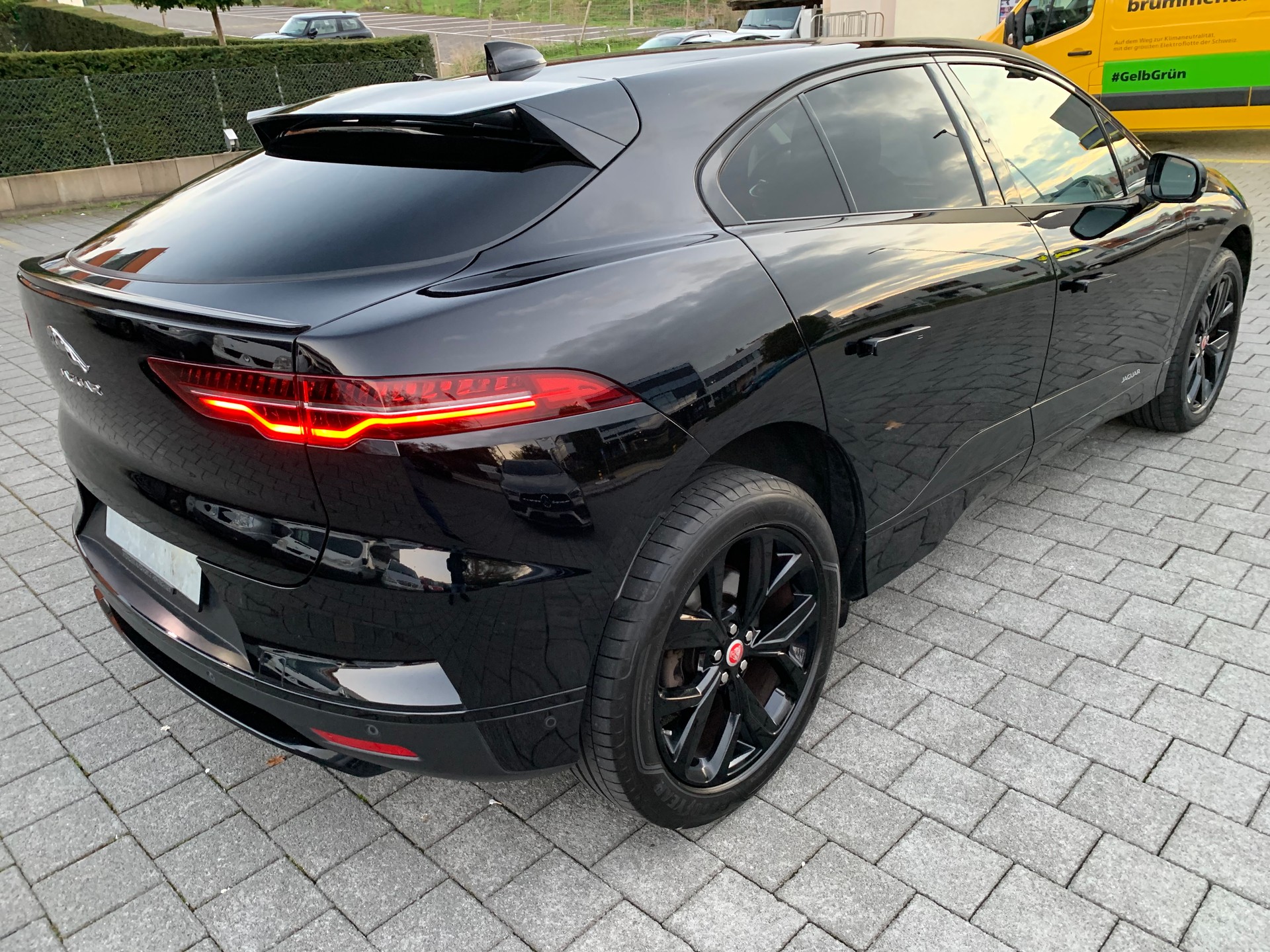 JAGUAR I-Pace EV400 HSE AWD-image-3