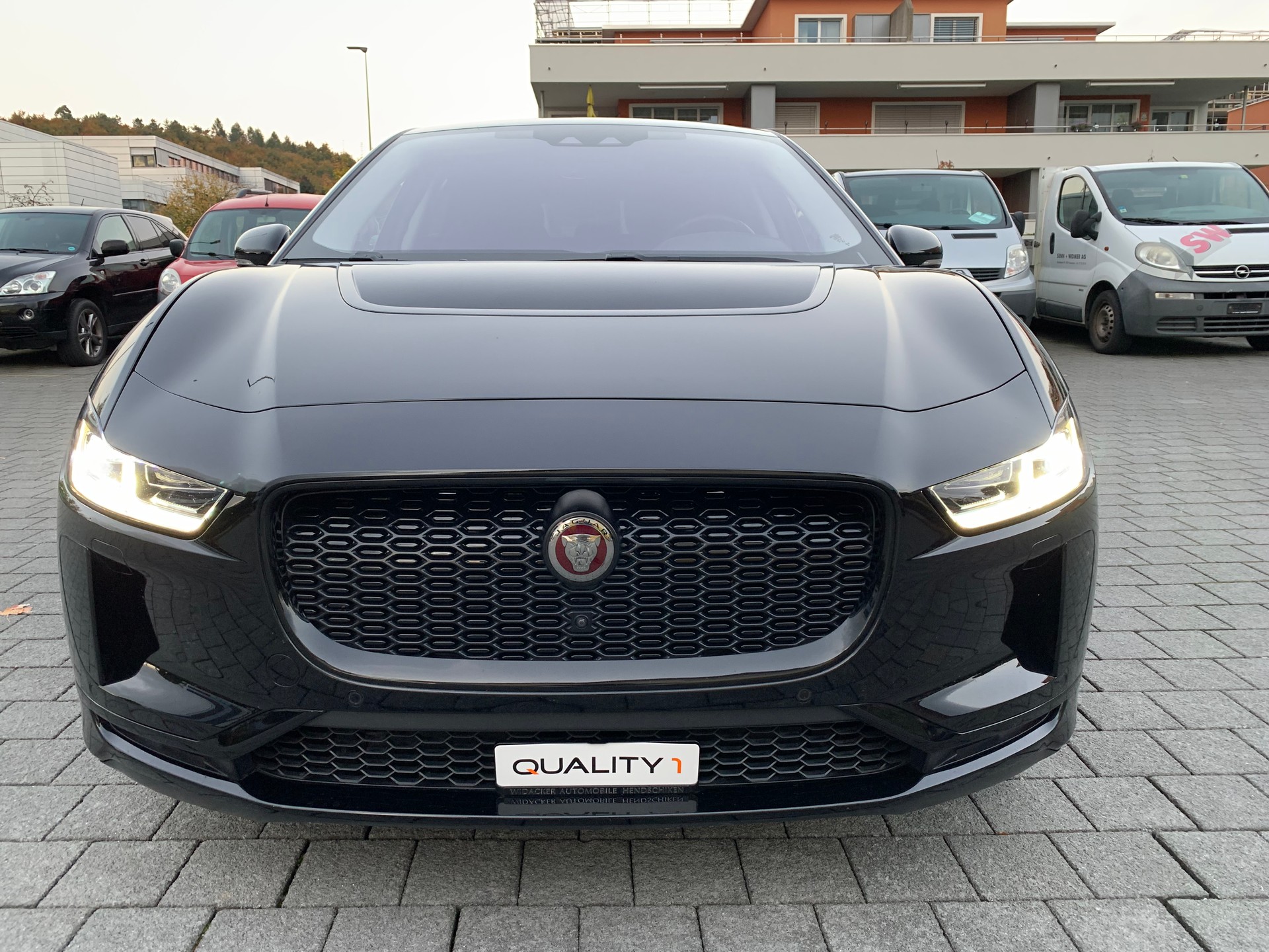 JAGUAR I-Pace EV400 HSE AWD-image-4