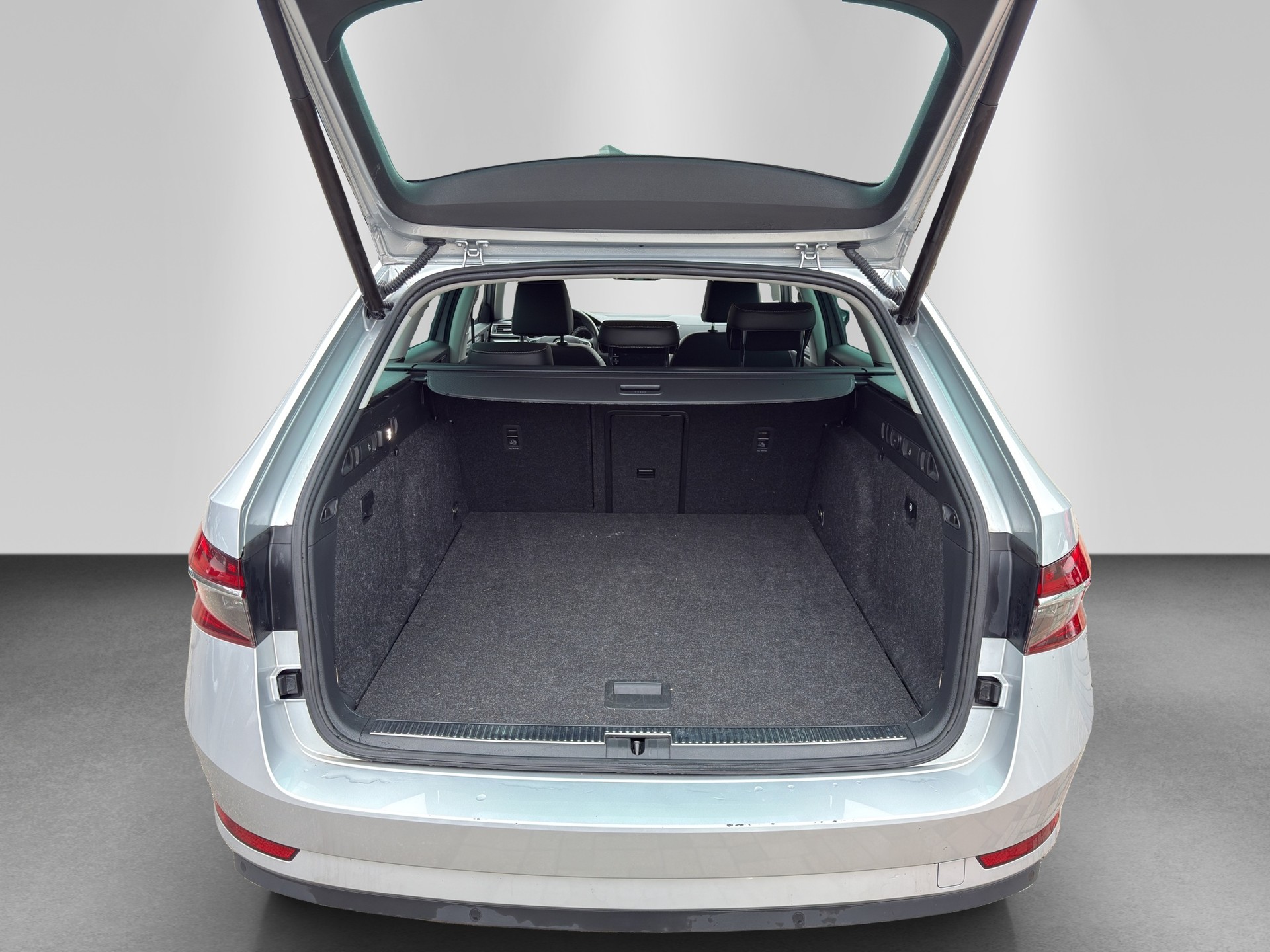 SKODA Superb Combi 2.0 TDi Style 4x4 DSG-image-17