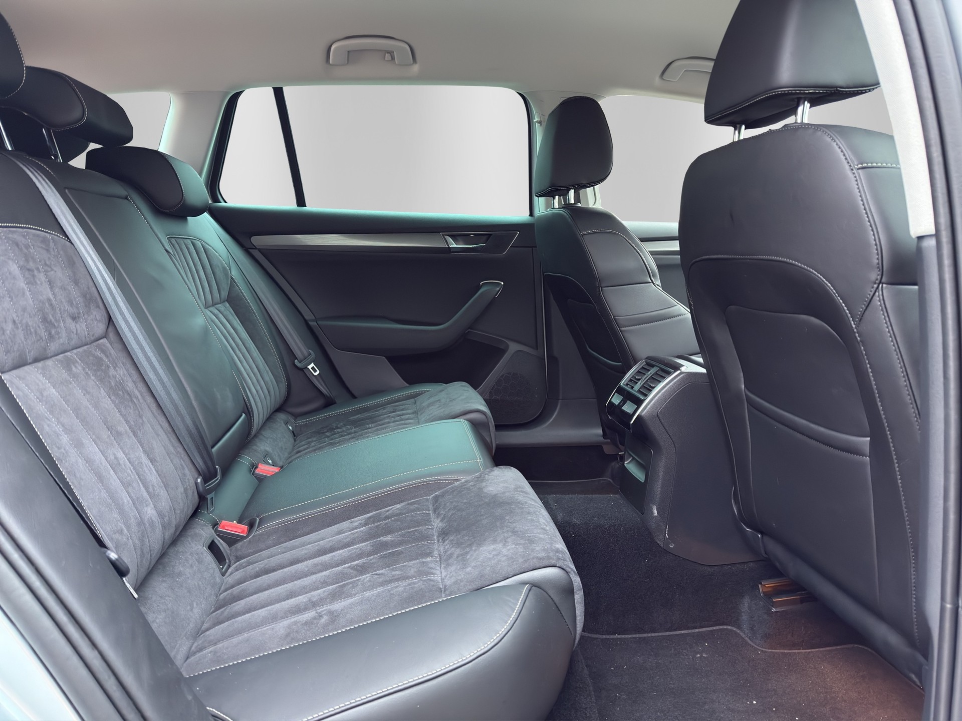 SKODA Superb Combi 2.0 TDi Style 4x4 DSG-image-16