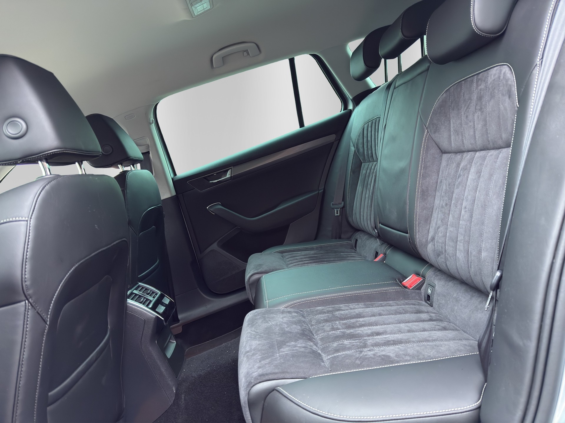 SKODA Superb Combi 2.0 TDi Style 4x4 DSG-image-14
