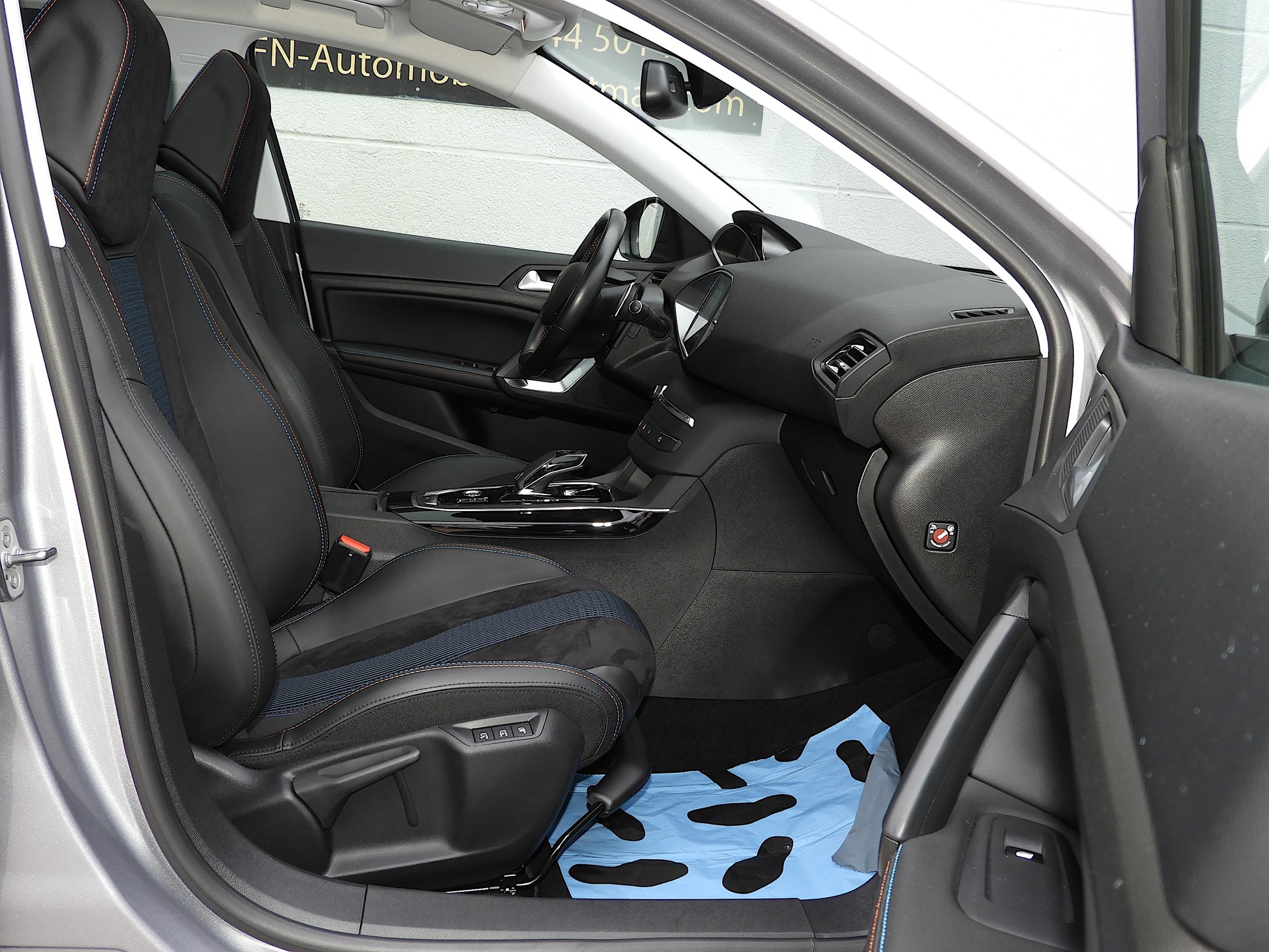 PEUGEOT 308 1.5 BlueHDI Tech Ed. EAT8 I Navi I Bluetooth I DAB I RF Kamera I Panorama I AHK I Distanzregler I Totwinkel I Sitzmassage-image-9
