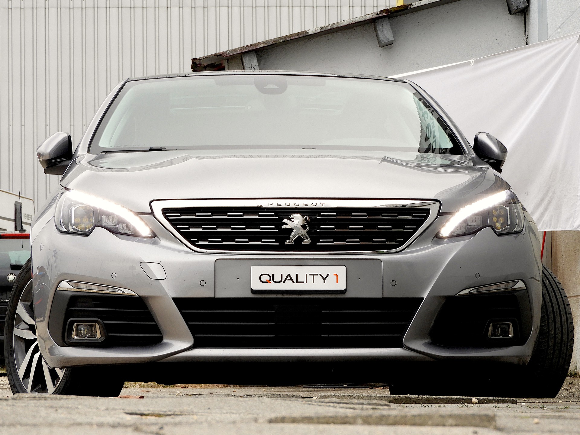 PEUGEOT 308 1.5 BlueHDI Tech Ed. EAT8 I Navi I Bluetooth I DAB I RF Kamera I Panorama I AHK I Distanzregler I Totwinkel I Sitzmassage-image-2