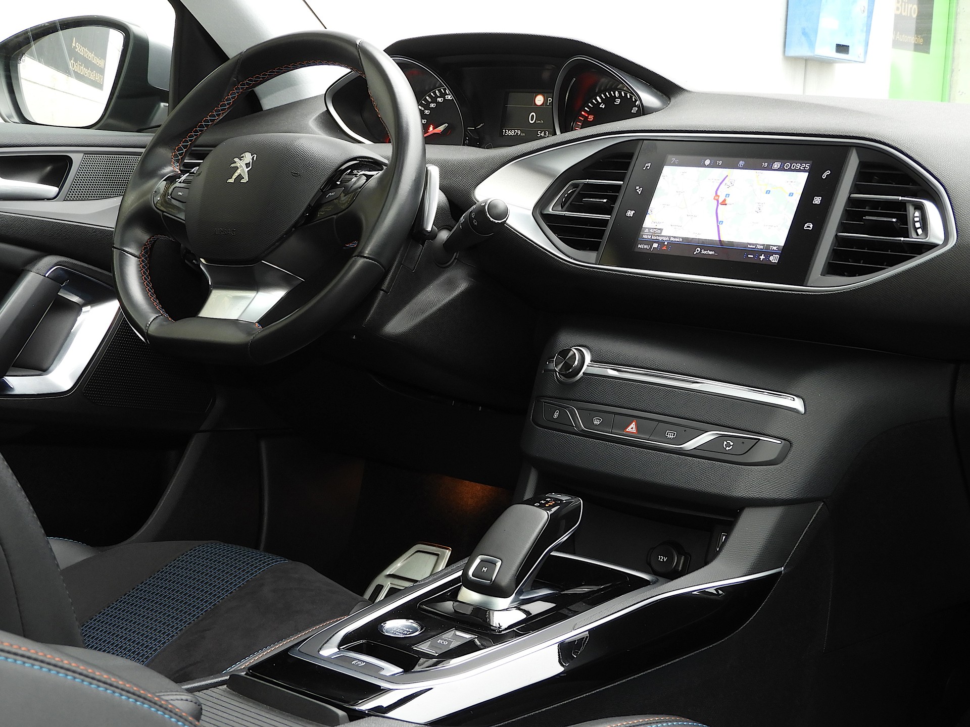 PEUGEOT 308 1.5 BlueHDI Tech Ed. EAT8 I Navi I Bluetooth I DAB I RF Kamera I Panorama I AHK I Distanzregler I Totwinkel I Sitzmassage-image-10