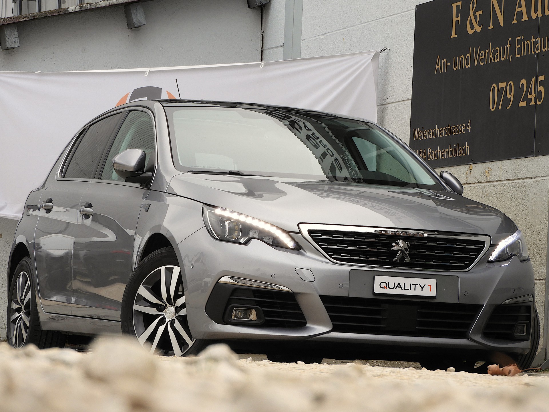PEUGEOT 308 1.5 BlueHDI Tech Ed. EAT8 I Navi I Bluetooth I DAB I RF Kamera I Panorama I AHK I Distanzregler I Totwinkel I Sitzmassage-image-0