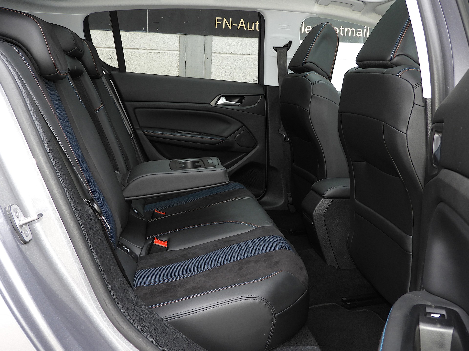 PEUGEOT 308 1.5 BlueHDI Tech Ed. EAT8 I Navi I Bluetooth I DAB I RF Kamera I Panorama I AHK I Distanzregler I Totwinkel I Sitzmassage-image-12