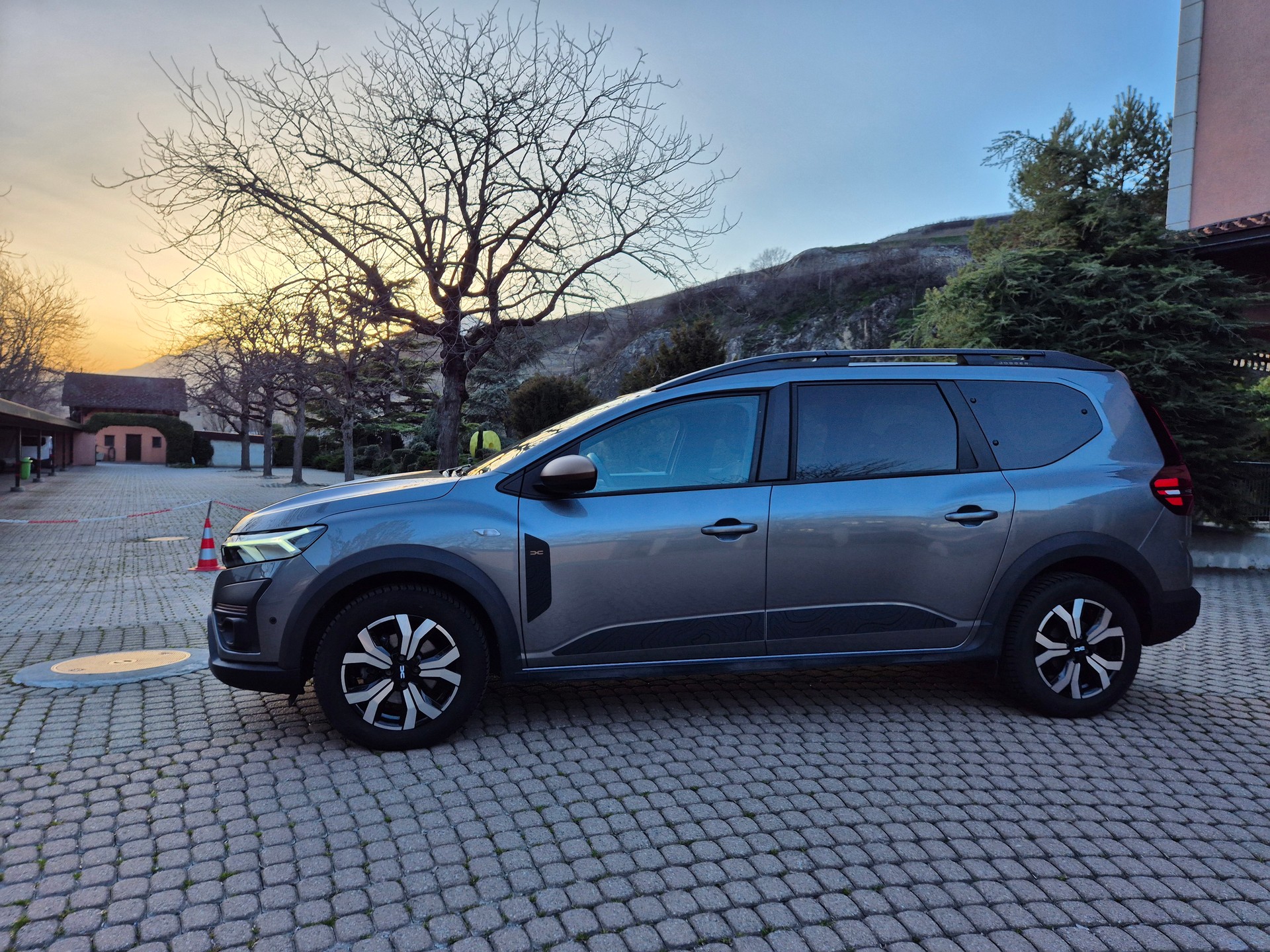 DACIA Jogger HEV 140 Extreme 7Places-image-4