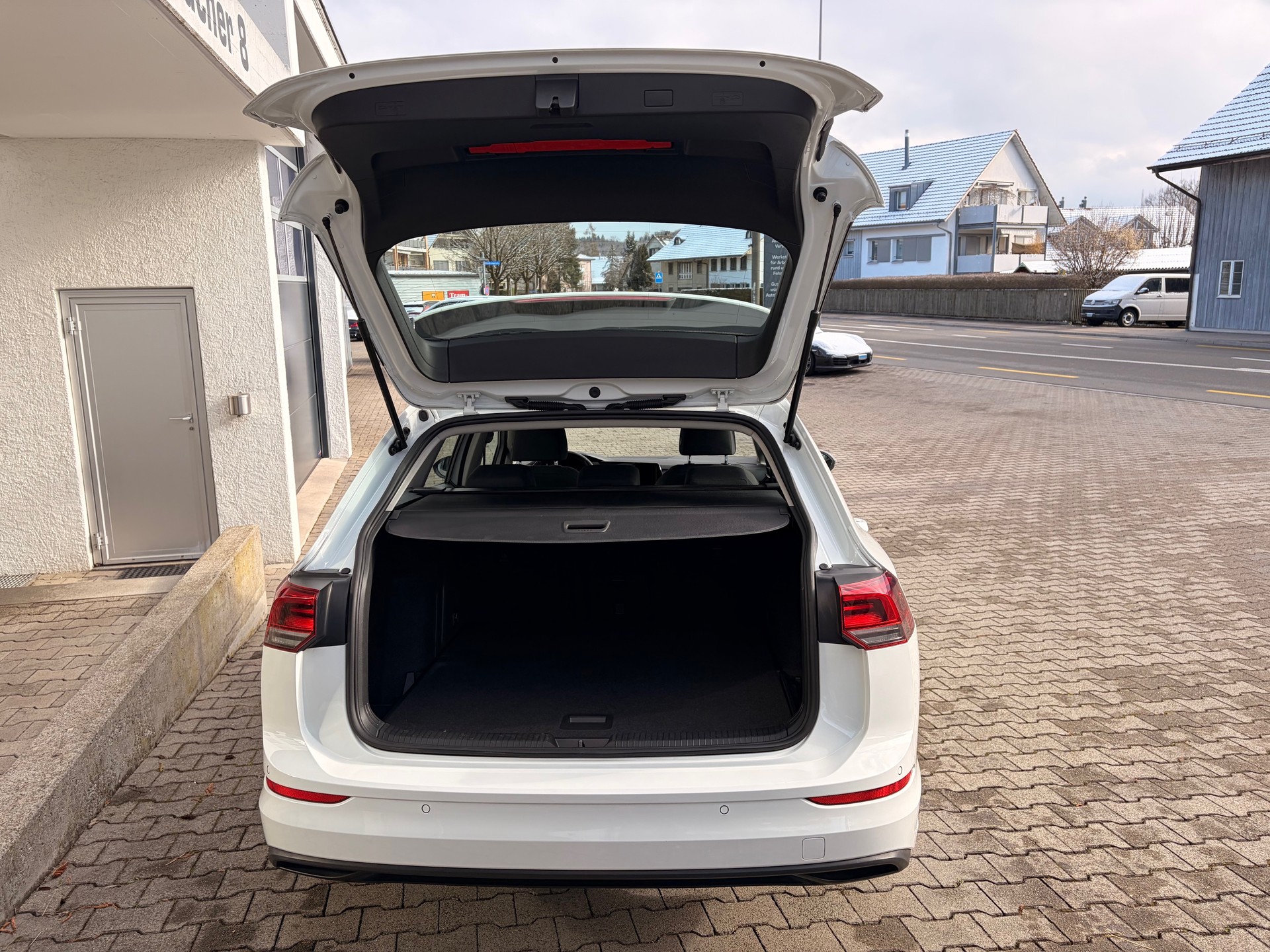VW Golf Variant 2.0 TDI Life DSG-image-6