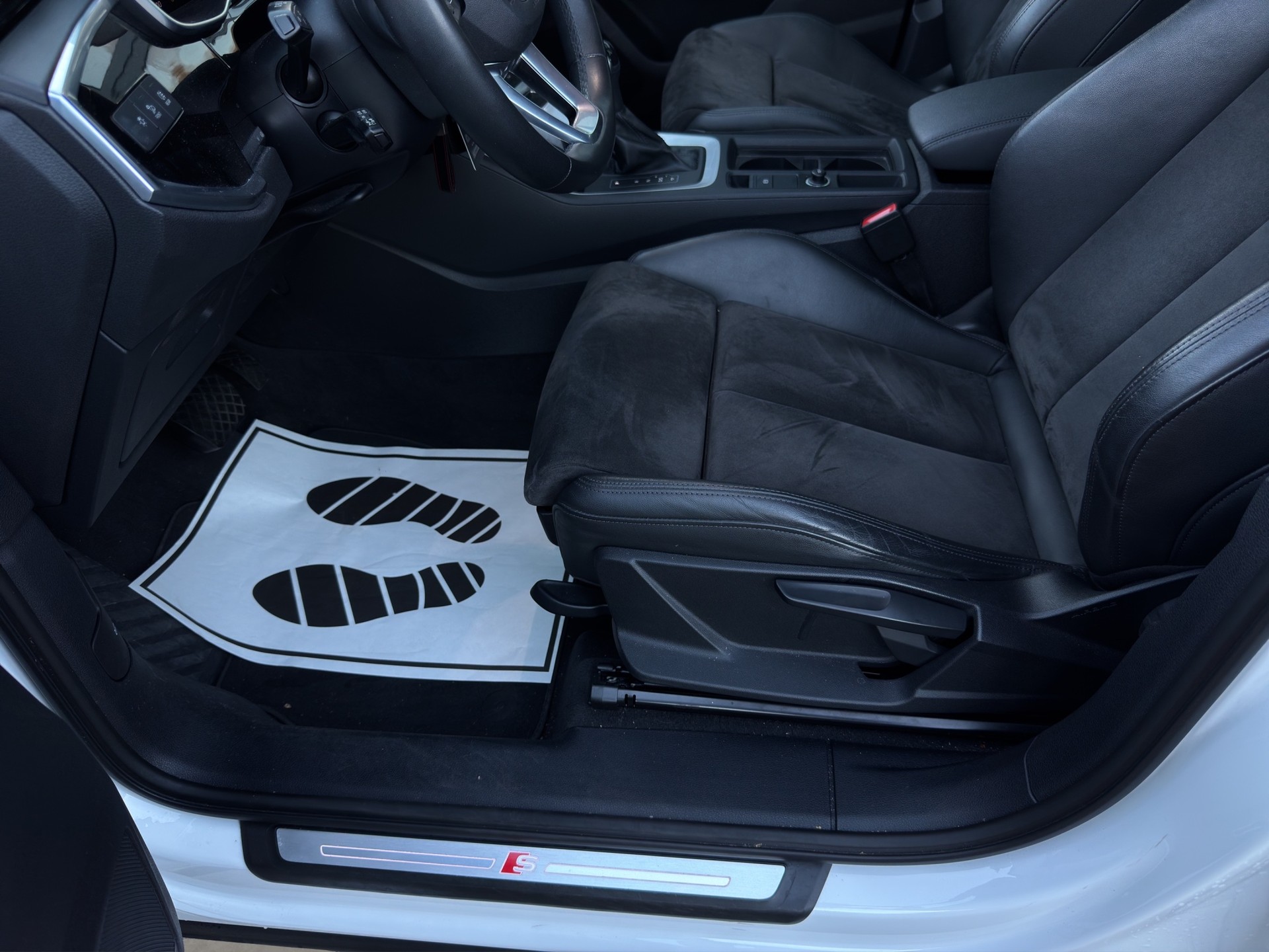 AUDI Q3 35 TDI S line quattro S-tronic-image-13