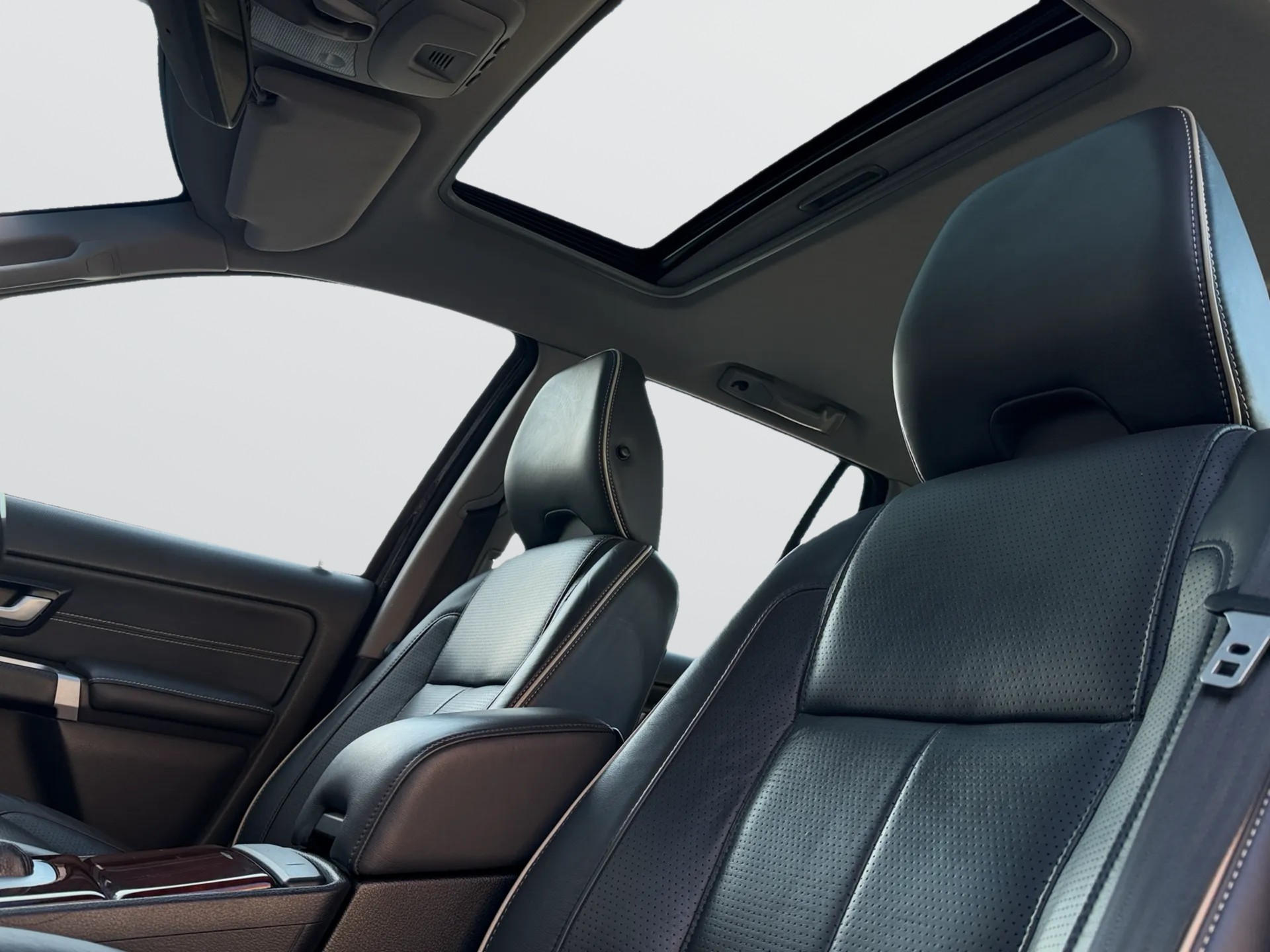 VOLVO XC90 D5 AWD Executive Geartronic 7 Places-image-24