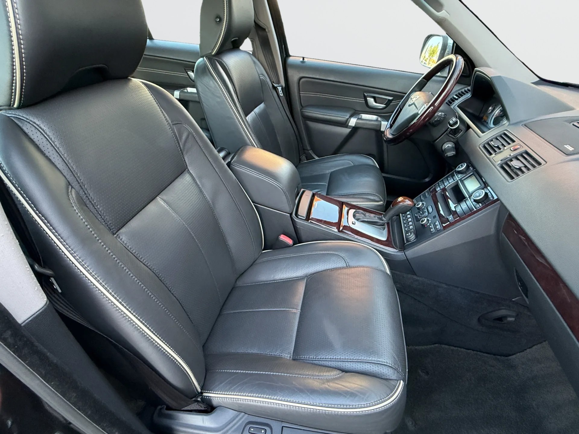 VOLVO XC90 D5 AWD Executive Geartronic 7 Places-image-15