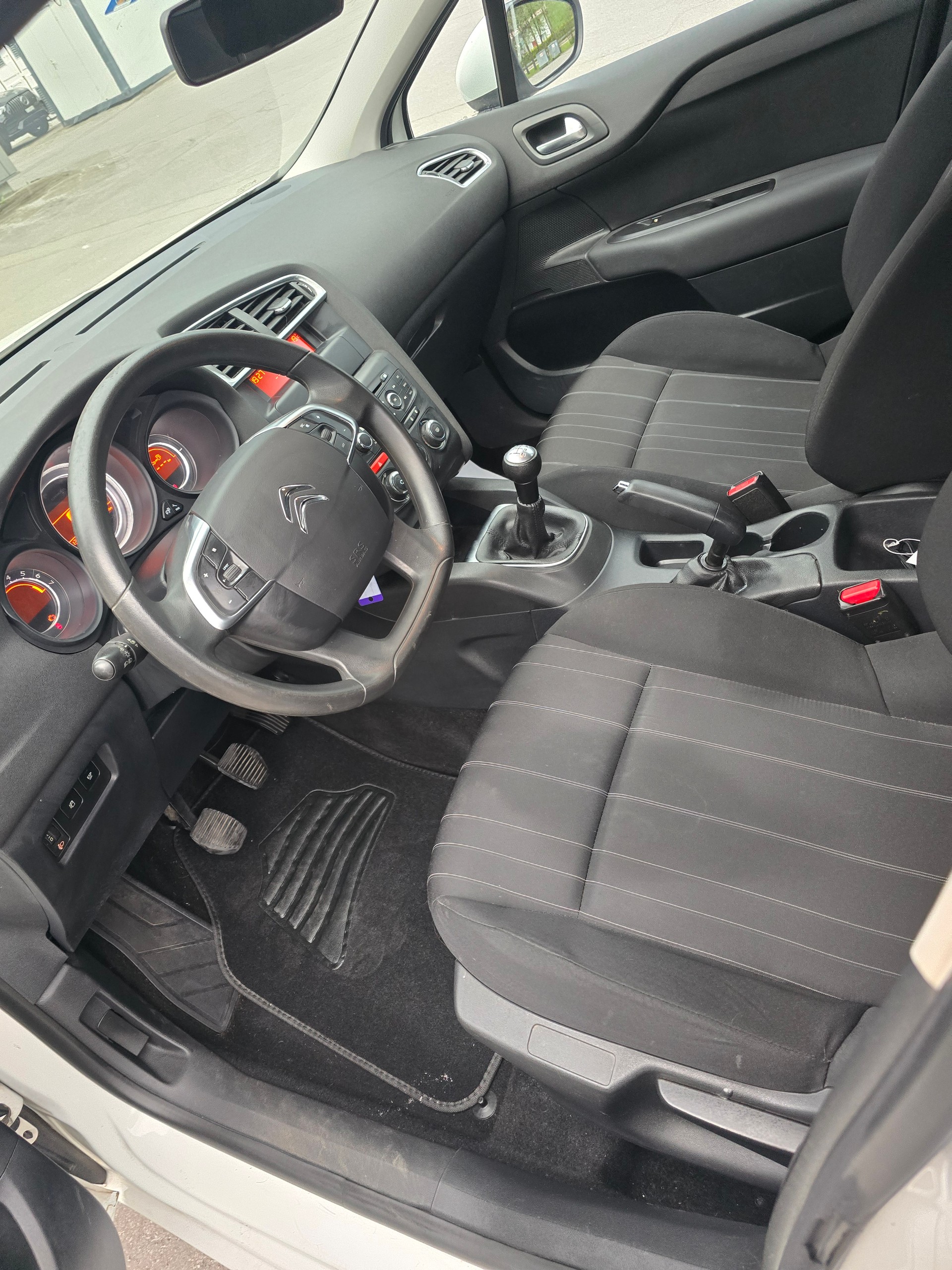 CITROEN C4 Berline 1.4 VTi Attraction-image-10