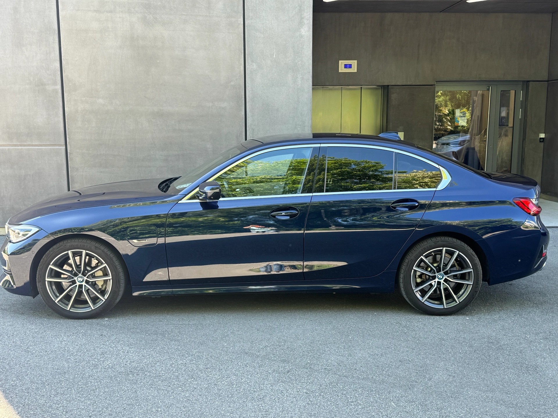 BMW 330e xDrive Sport Line Steptronic-image-3