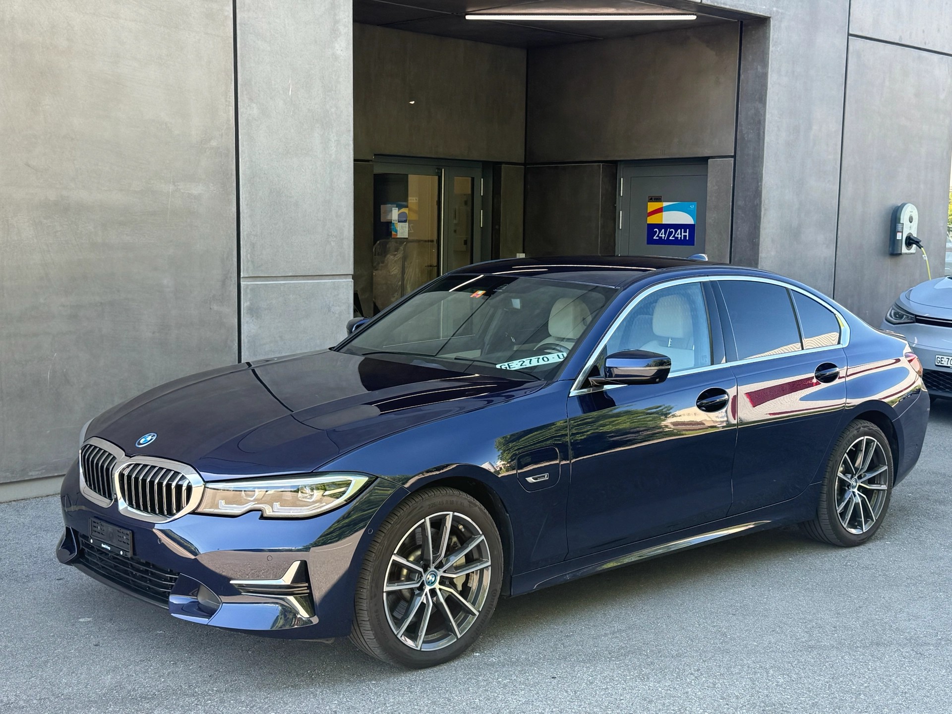 BMW 330e xDrive Sport Line Steptronic-image-2