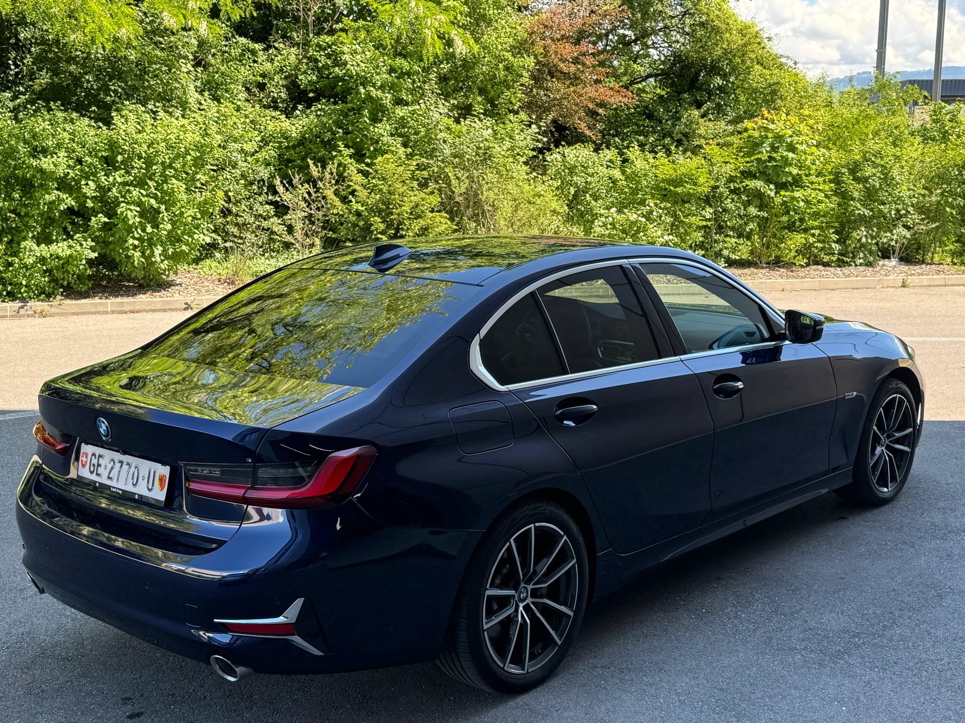 BMW 330e xDrive Sport Line Steptronic-image-5