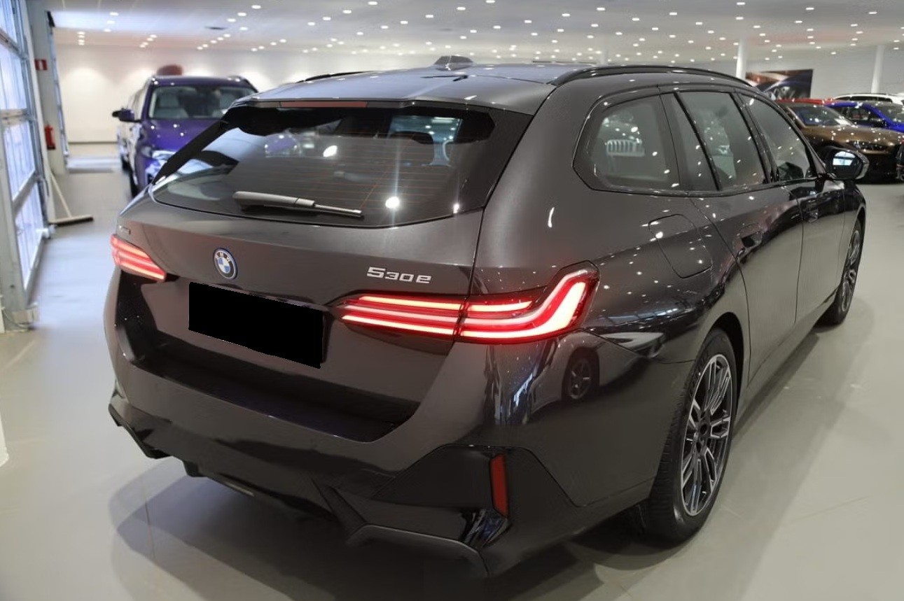 BMW 530e xDrive Touring M Sport Steptronic-image-5