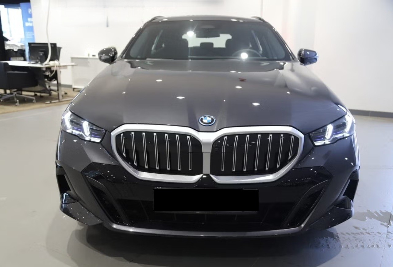 BMW 530e xDrive Touring M Sport Steptronic-image-2