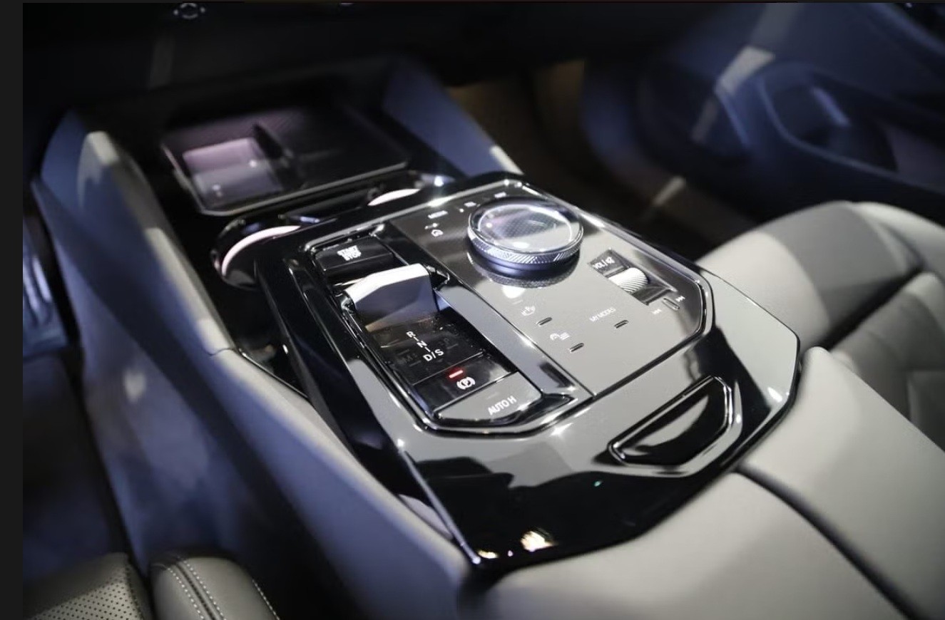 BMW 530e xDrive Touring M Sport Steptronic-image-12