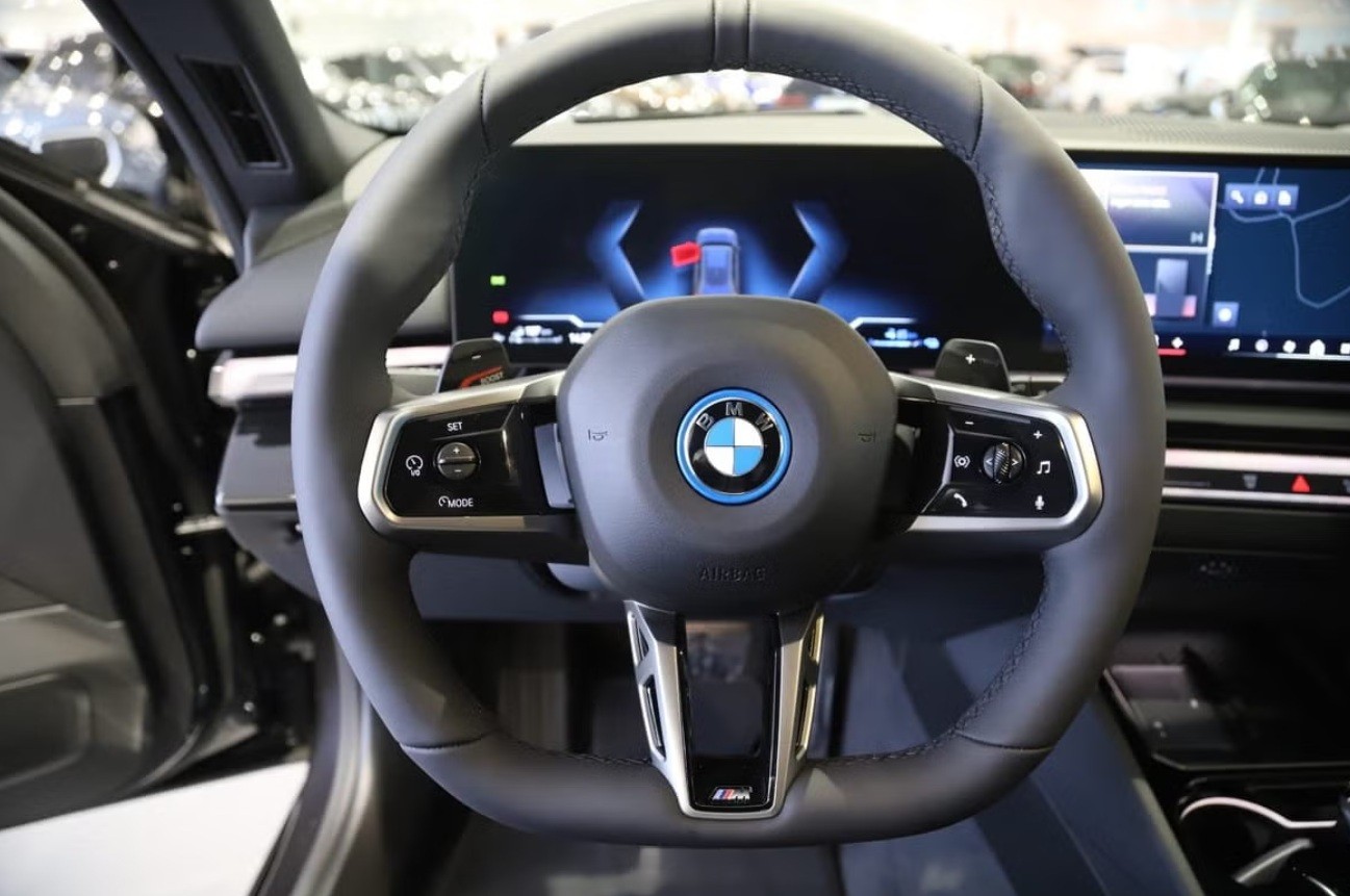 BMW 530e xDrive Touring M Sport Steptronic-image-9