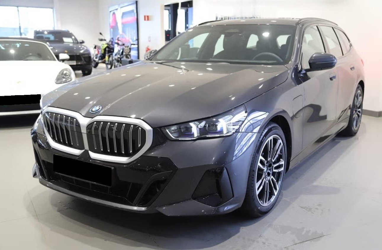 BMW 530e xDrive Touring M Sport Steptronic-image-0