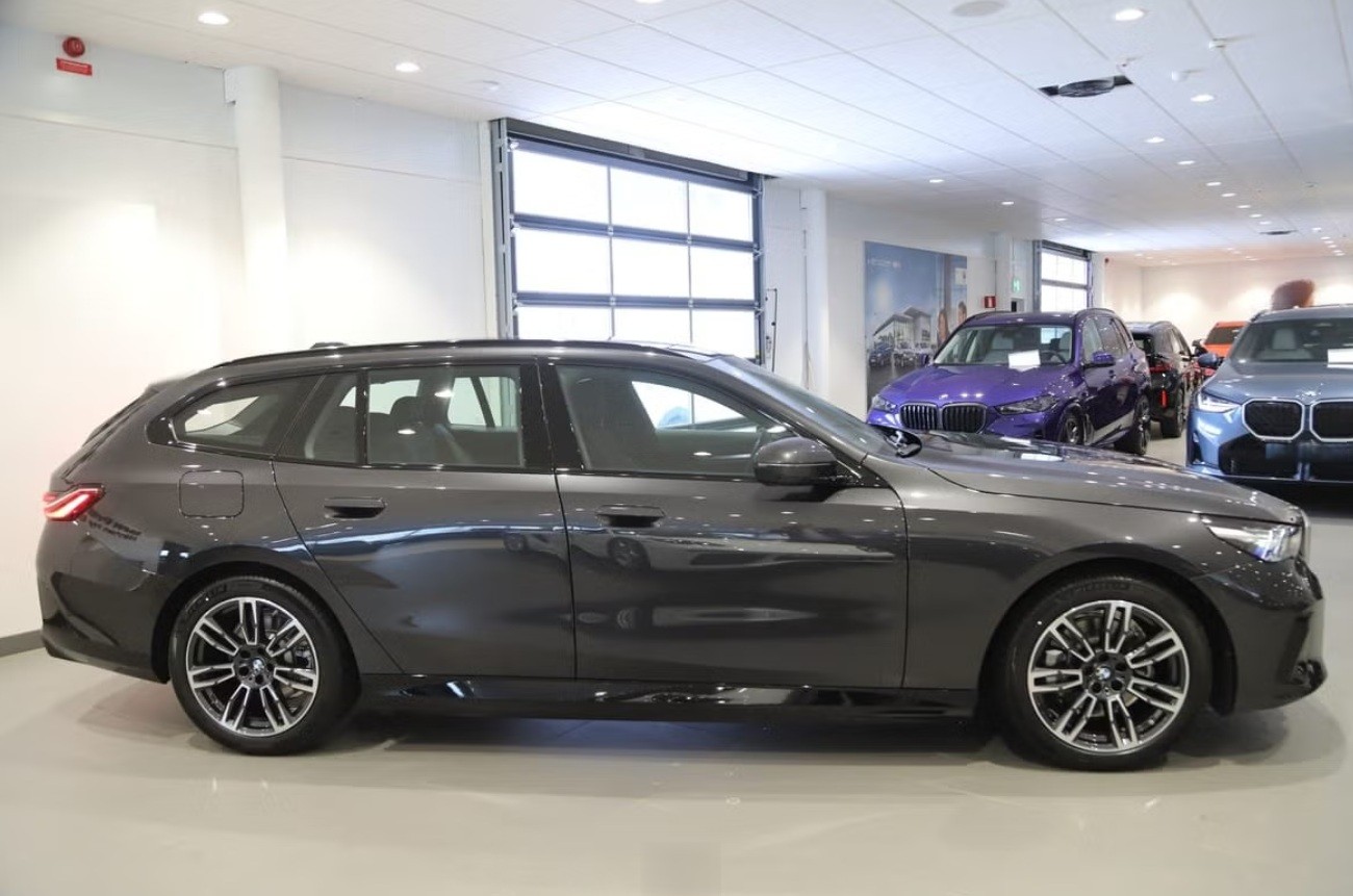 BMW 530e xDrive Touring M Sport Steptronic-image-4