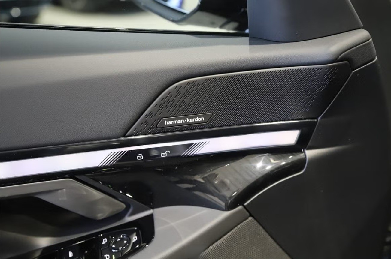 BMW 530e xDrive Touring M Sport Steptronic-image-13