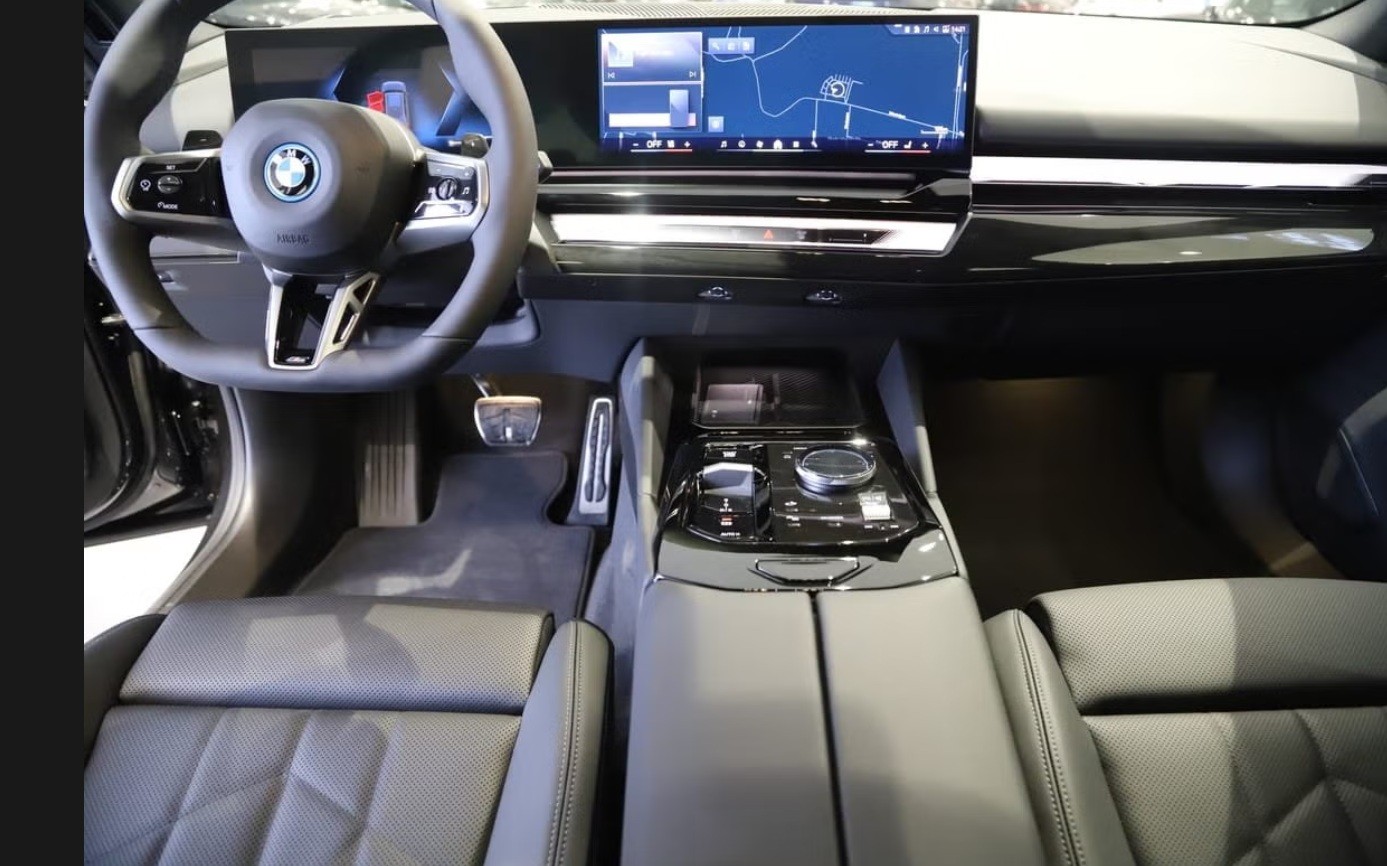 BMW 530e xDrive Touring M Sport Steptronic-image-8