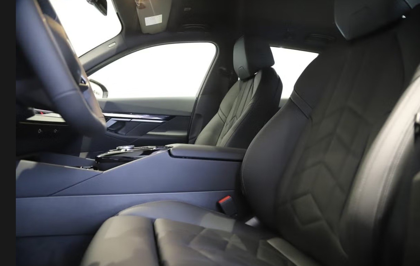 BMW 530e xDrive Touring M Sport Steptronic-image-10