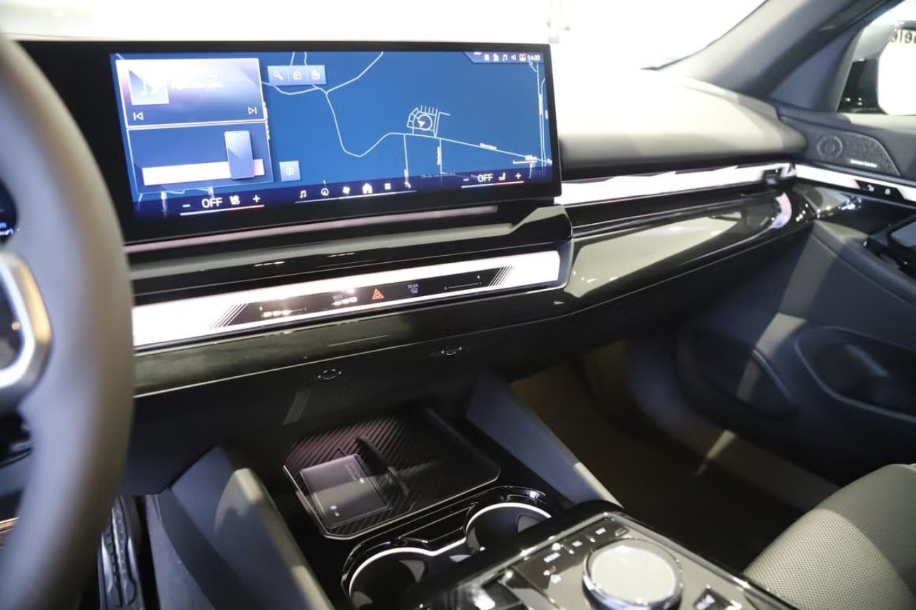BMW 530e xDrive Touring M Sport Steptronic-image-11