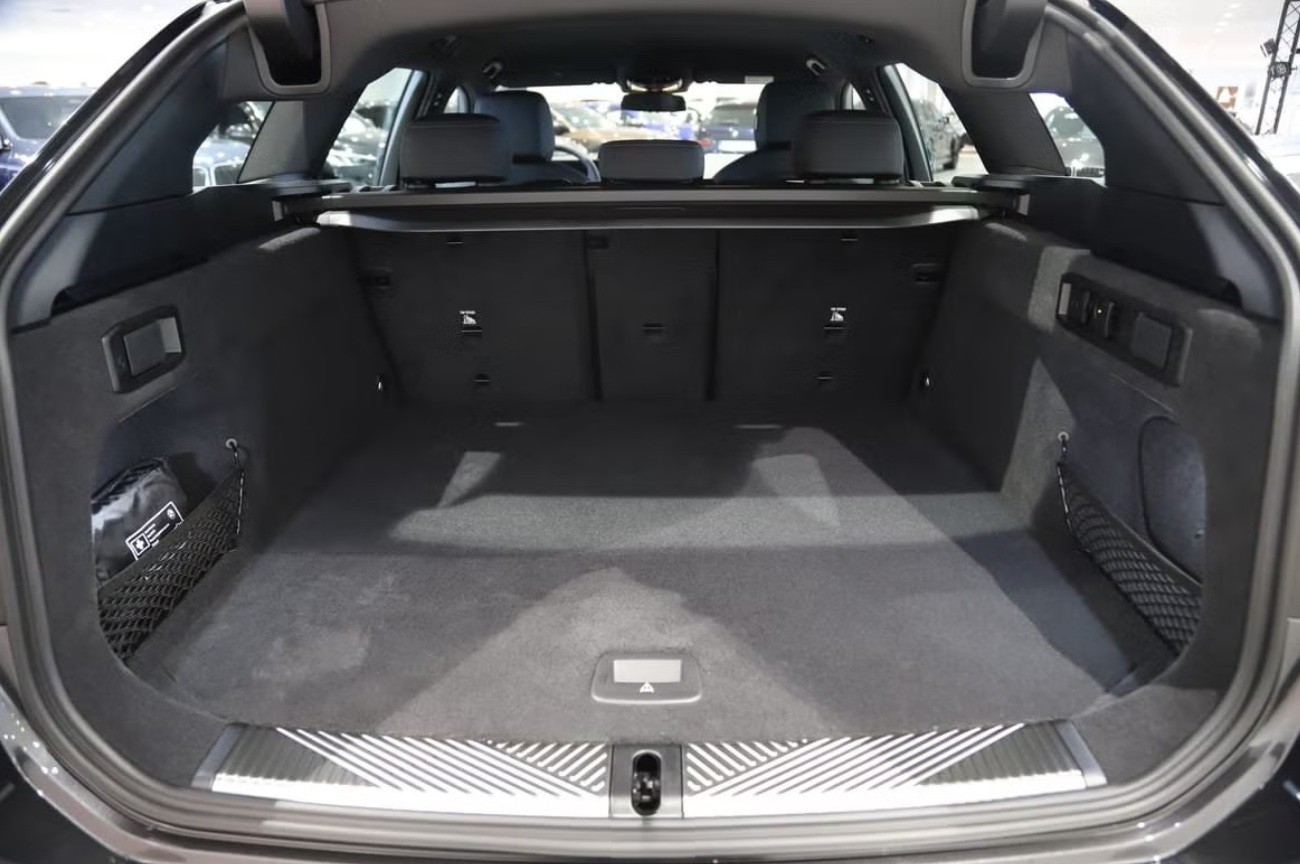 BMW 530e xDrive Touring M Sport Steptronic-image-17