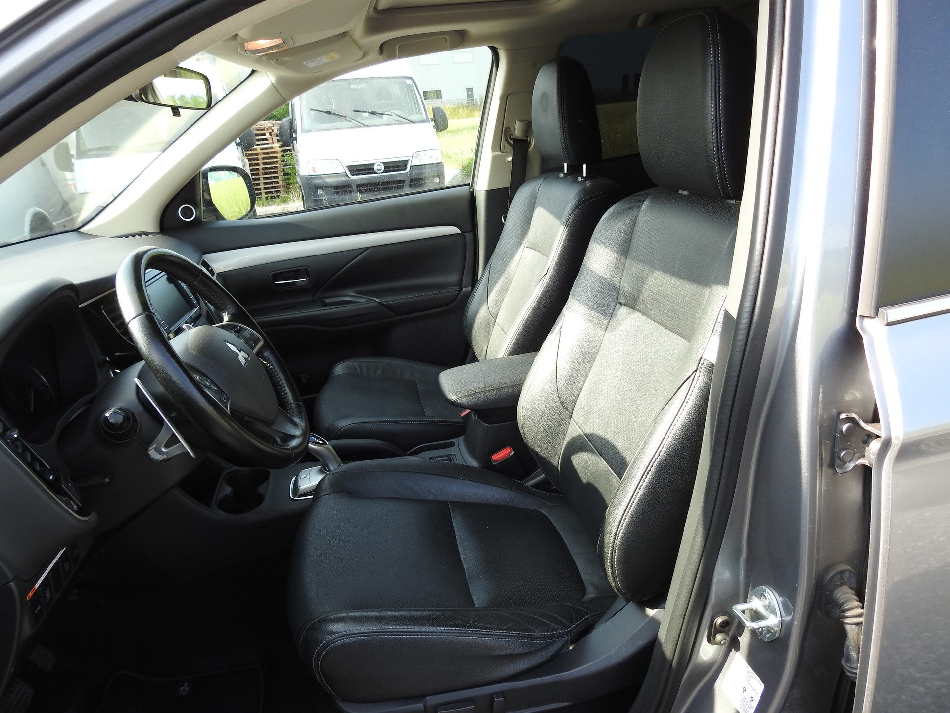 MITSUBISHI Outlander 2.0 PHEV Intense-image-12