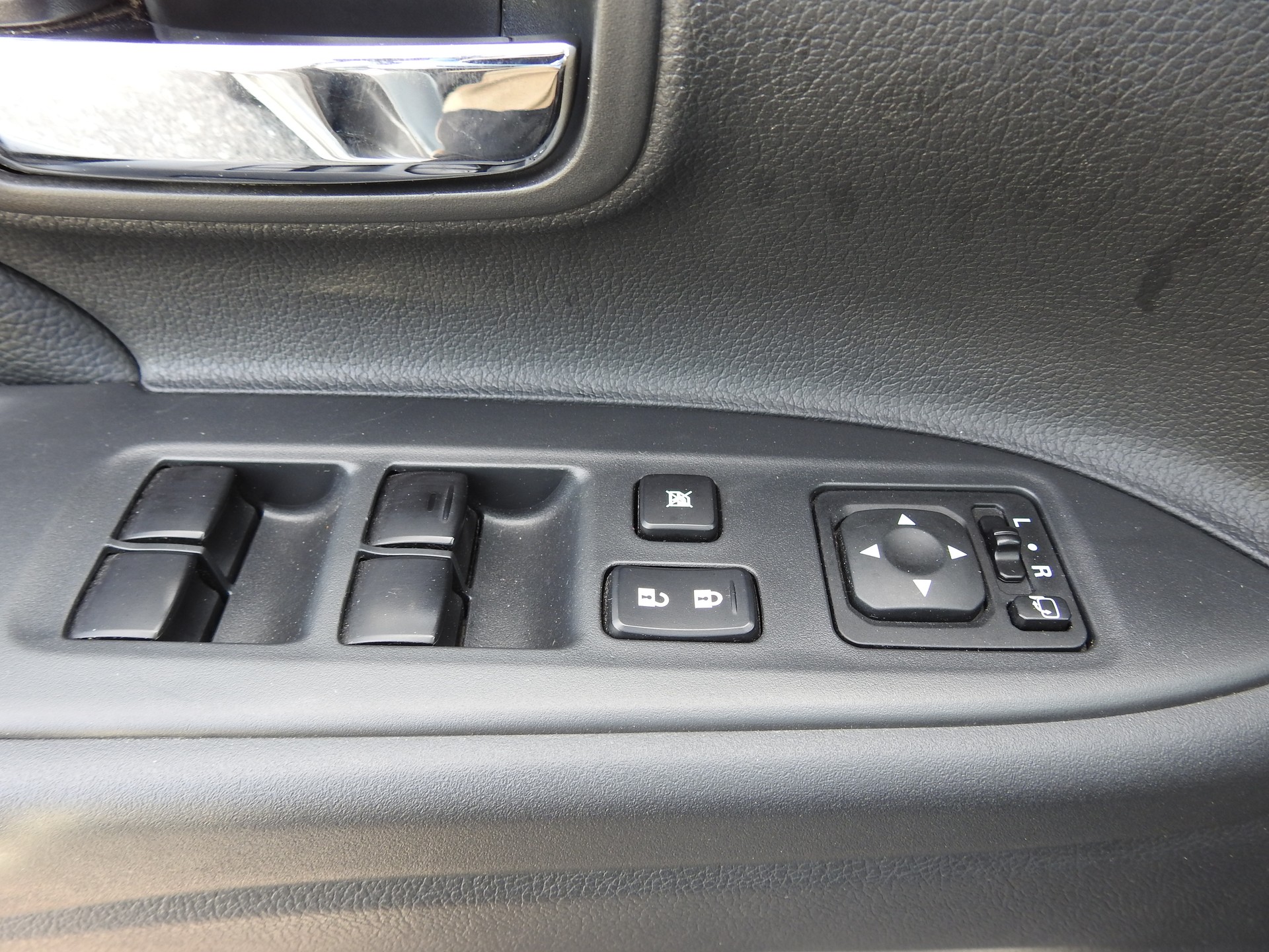 MITSUBISHI Outlander 2.0 PHEV Intense-image-18