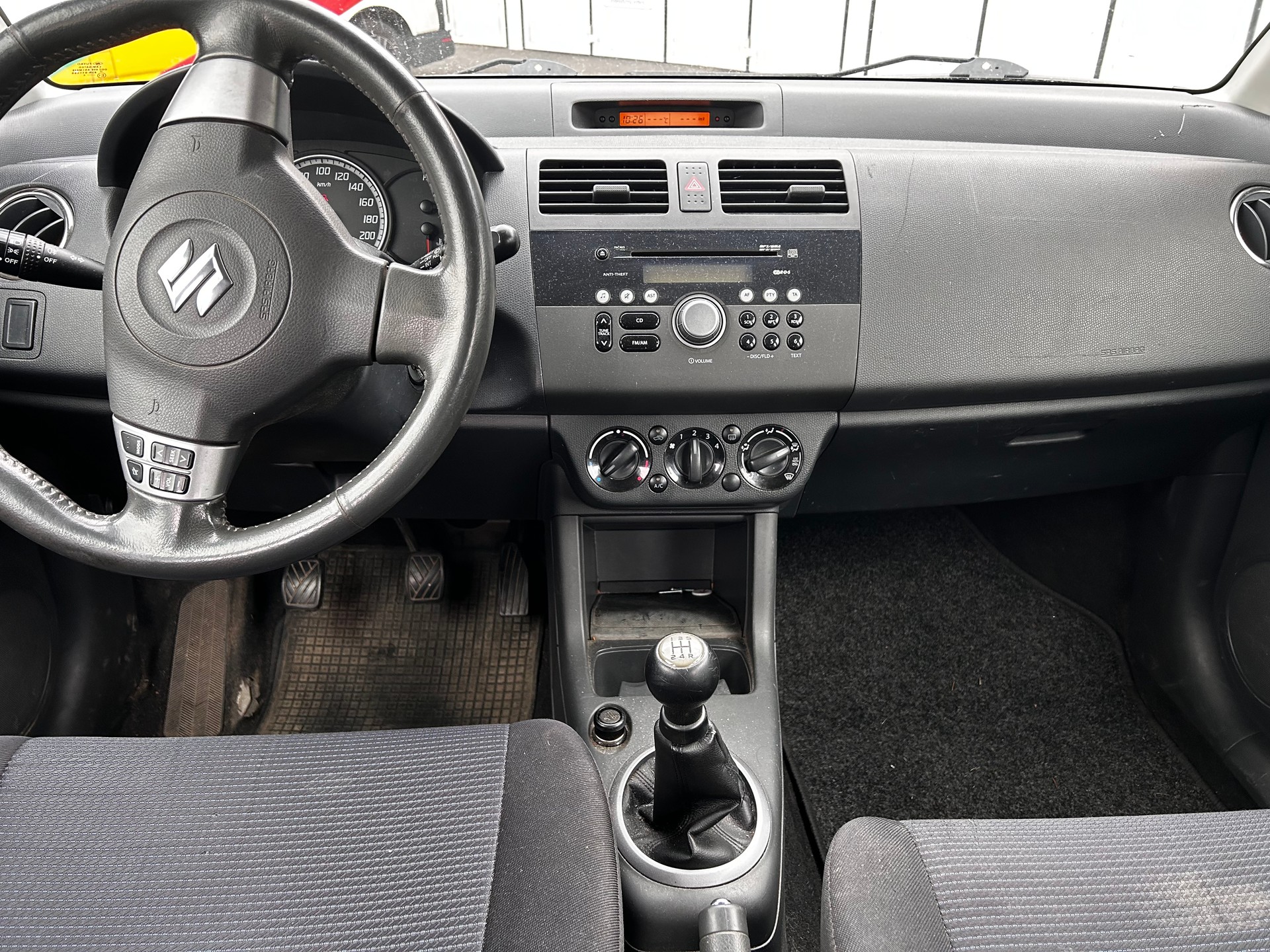 SUZUKI Swift 1.3i 16V GL Top Piz Sulai LE 4x4-image-7