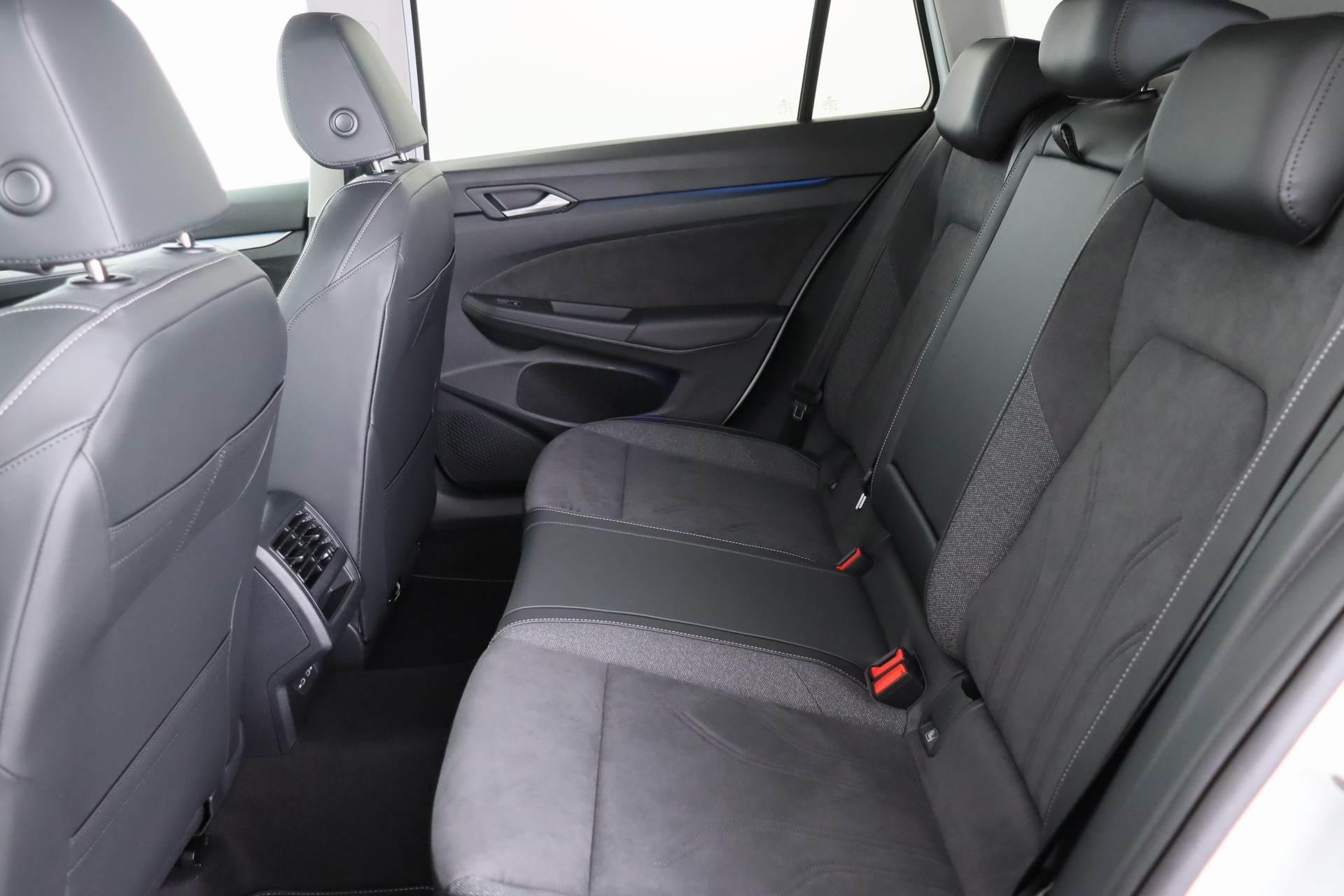 VW Golf Variant 1.5 eTSI mHEV Life-image-16