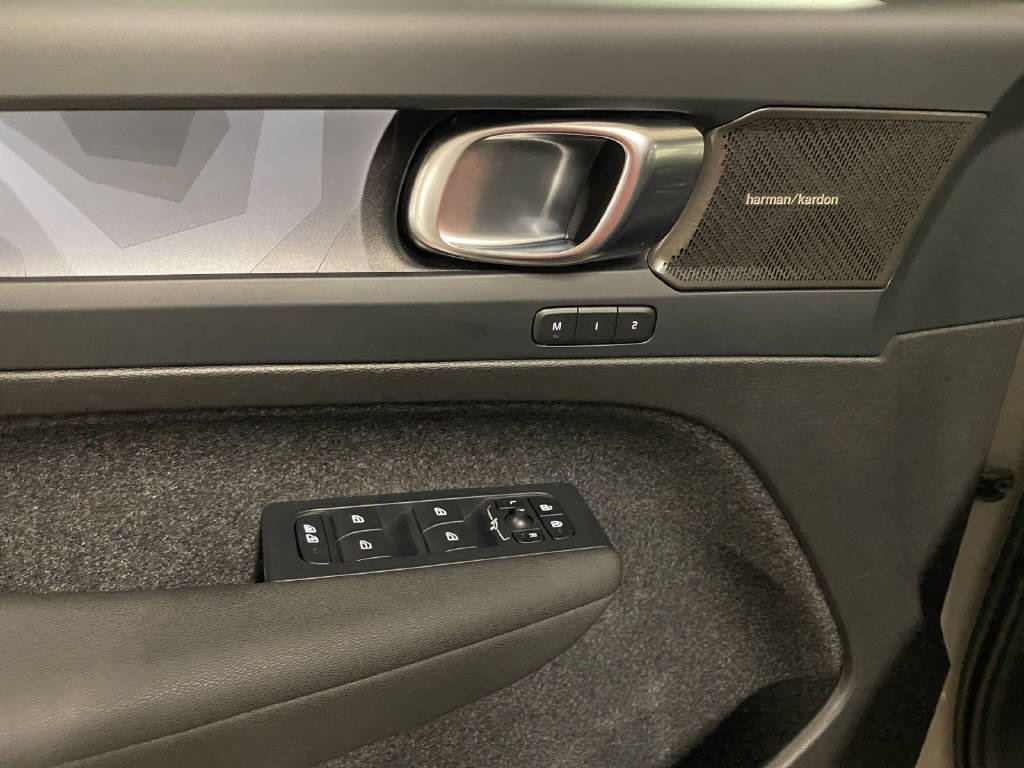 VOLVO XC40 1.5 T5 PiH Ultimate Dark-image-11